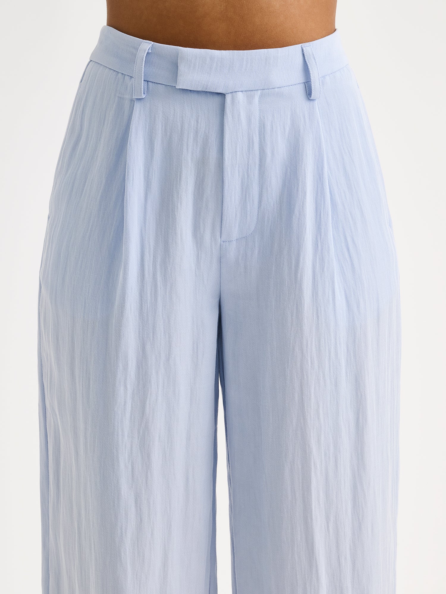 Nanson naisten pehmeän siniset tyylikkäät Nizza-housut leveillä lahkeilla mallin päällä lähikuvassa.