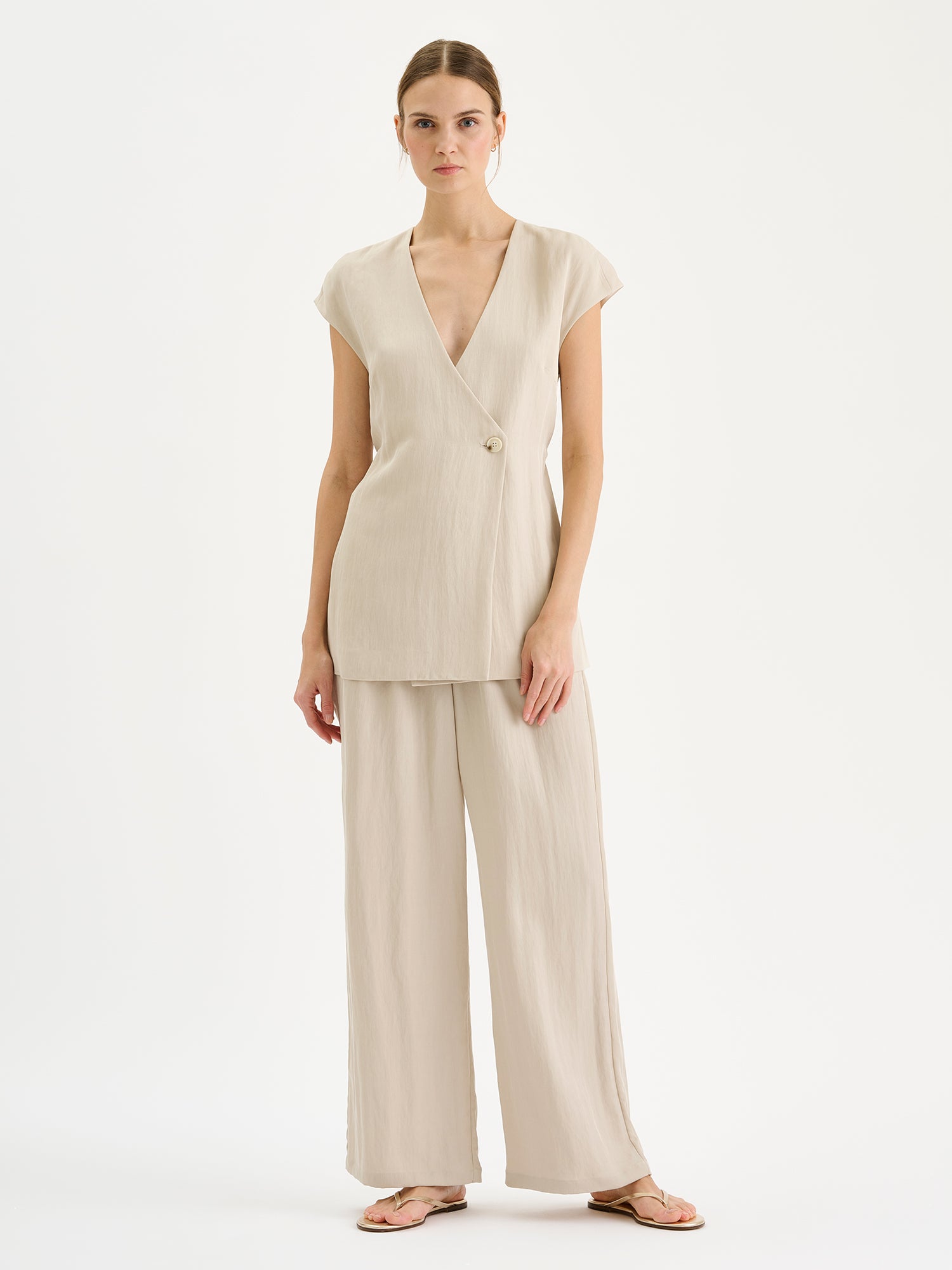 Nanson naisten tyylikäs beige Nizza-liivi ja Nizza -housut mallin päällä