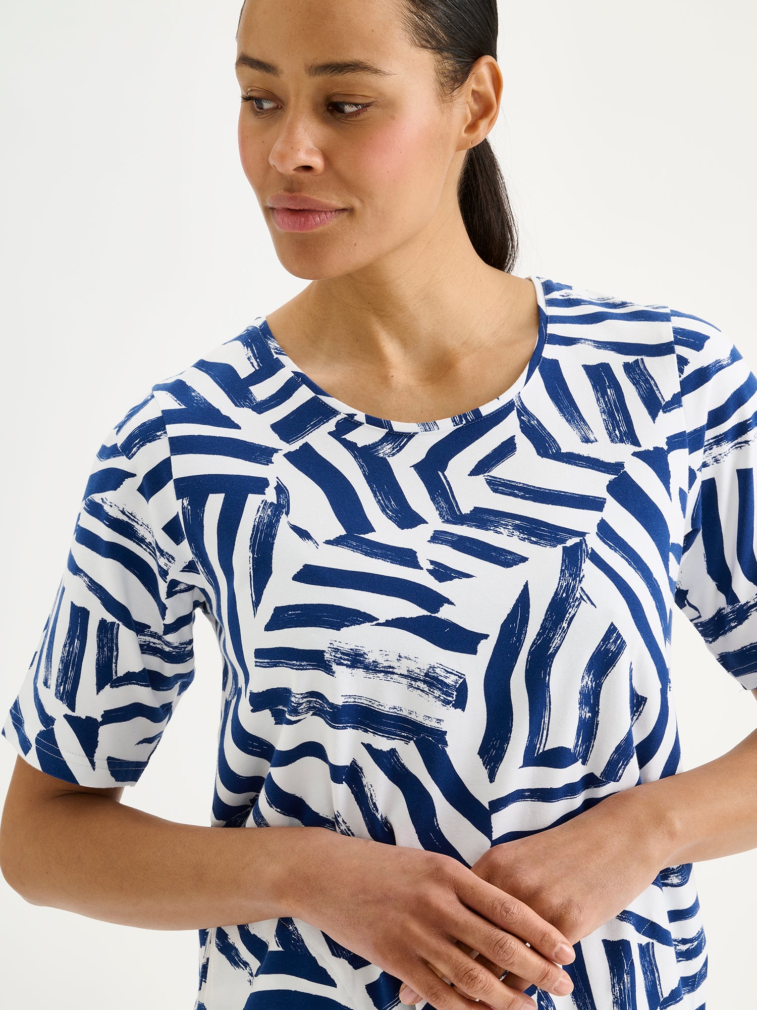 Nanson naisten laadukas kuviollinen Seilori-tunika, jossa on raikas sinivalkoinen kuosi mallin päällä lähikuvassa.
