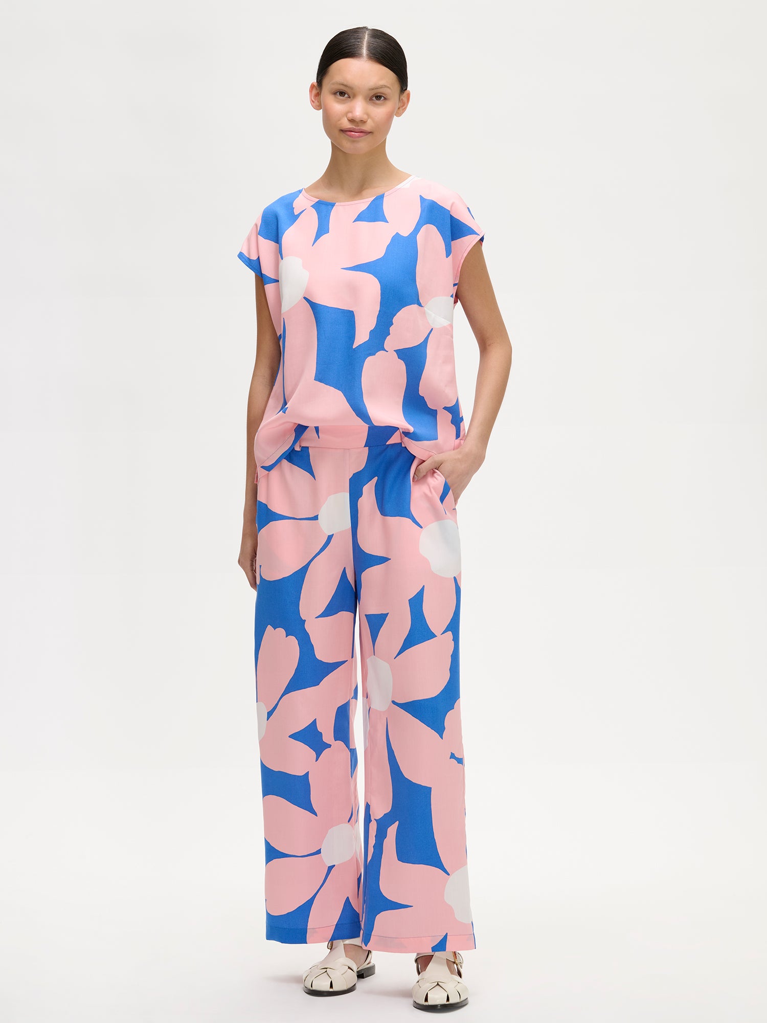 Nanson naisten rento ja ihanan kevyt sini-vaaleanpunainen kuosillinen Rosi-pusero mallin päällä Rosi-housujen kanssa