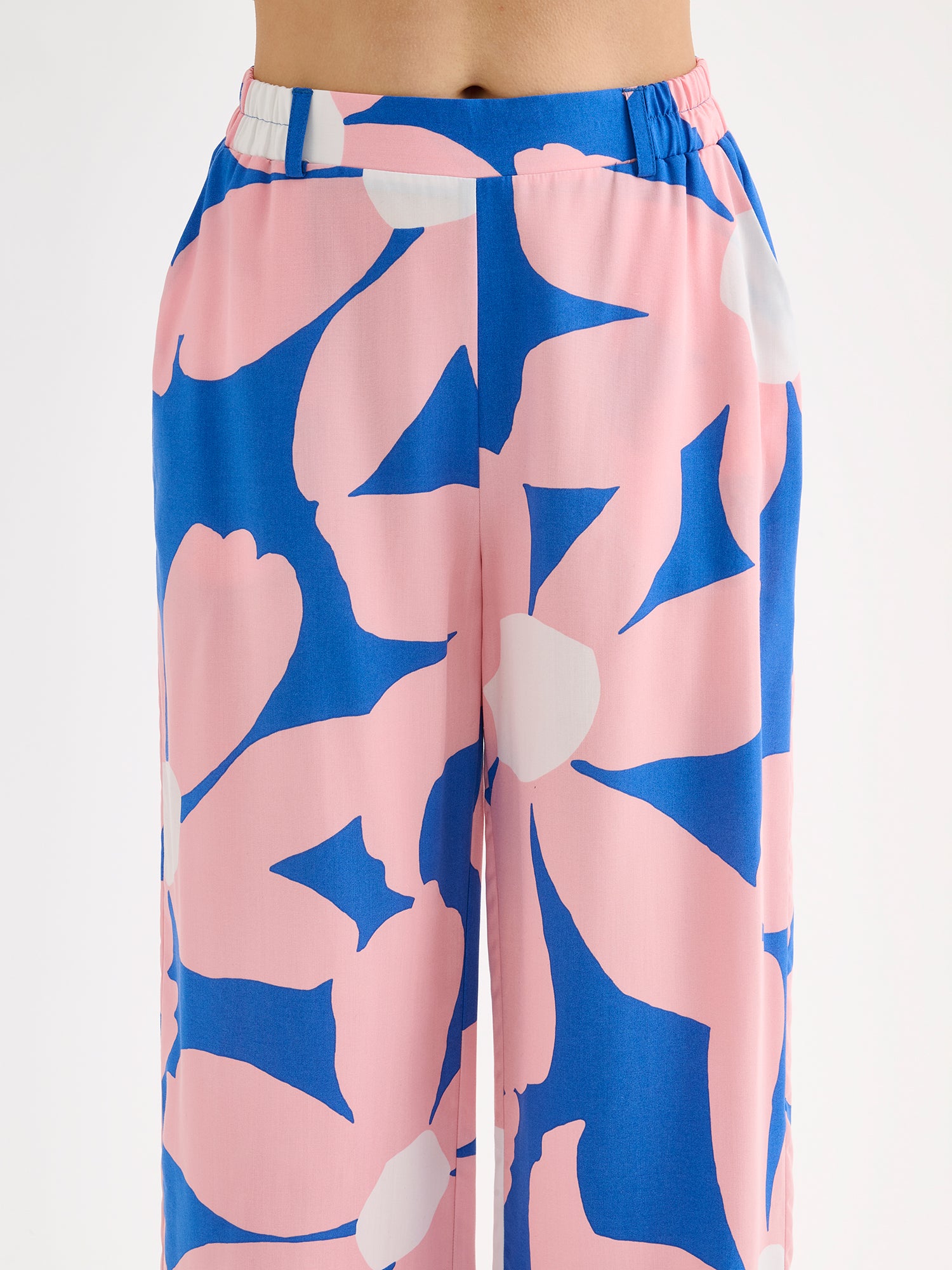 Nanson naisten mukavan rennot, leveälahkeiset sini-vaaleanpunaiset Rosi-housut mallin päällä lähikuvassa.