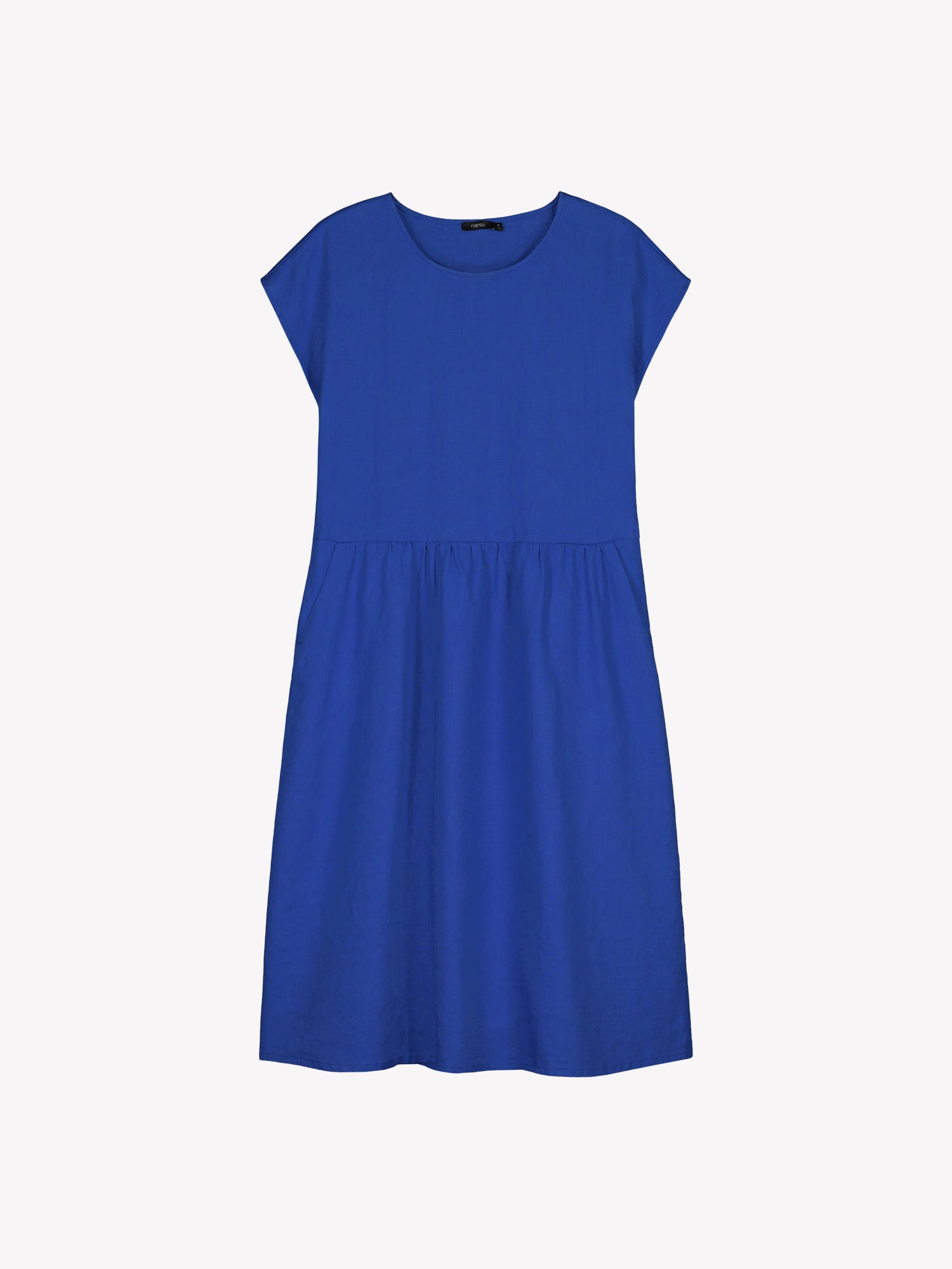 Nanson naisten rento midipituinen lyhythihainen sininen Saari-pellavamekko taskuilla, rypytetyllä helmalla ja ovaalin mallisella pääntiellä tuotekuvassa.