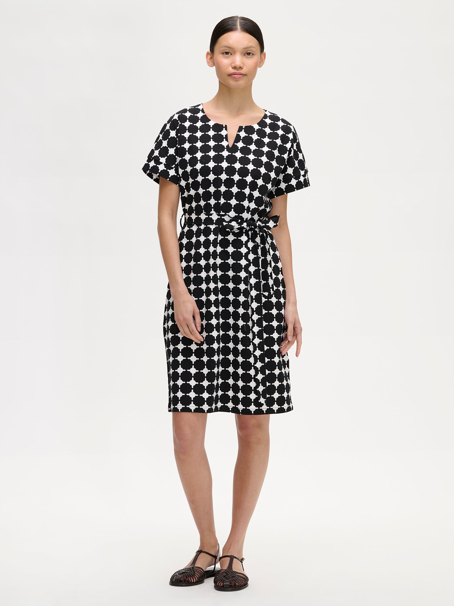 Nanson naisten tyylikäs ja mukava kuosillinen mustavalkoinen Avene-trikoomekko mallin päällä sandaalien kanssa.