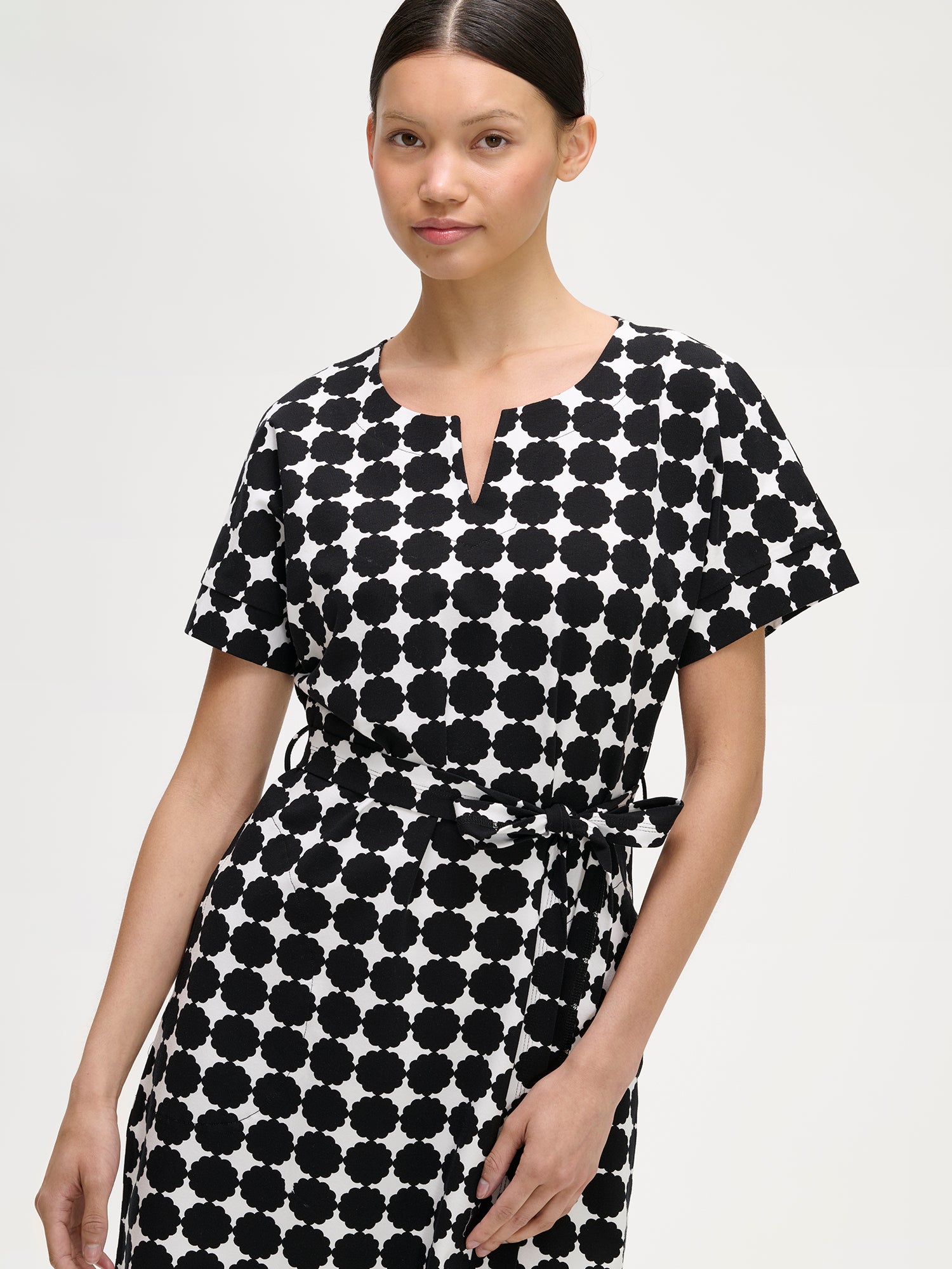 Nanson naisten tyylikäs ja mukava kuosillinen mustavalkoinen Avene-trikoomekko mallin päällä lähikuvassa.