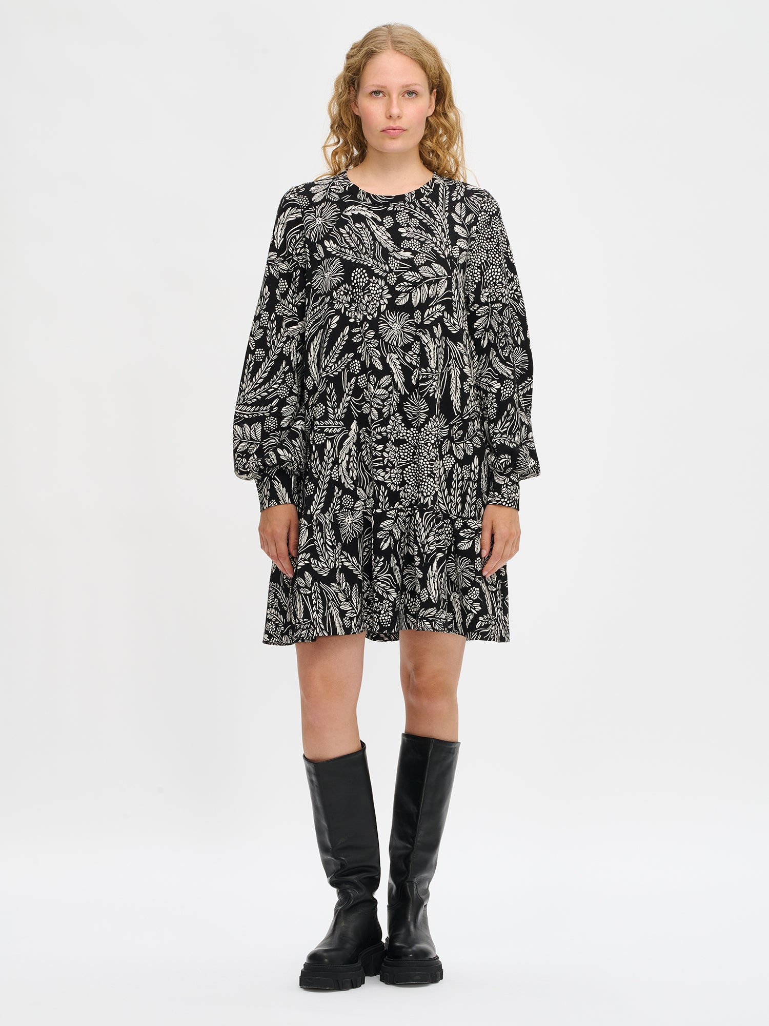 Nanson naisten mustavalkoinen Floora-mekko, pyöreä pääntie ja täyspitkät hihat, lyhyt malli, mallin yllä kokokuvassa.