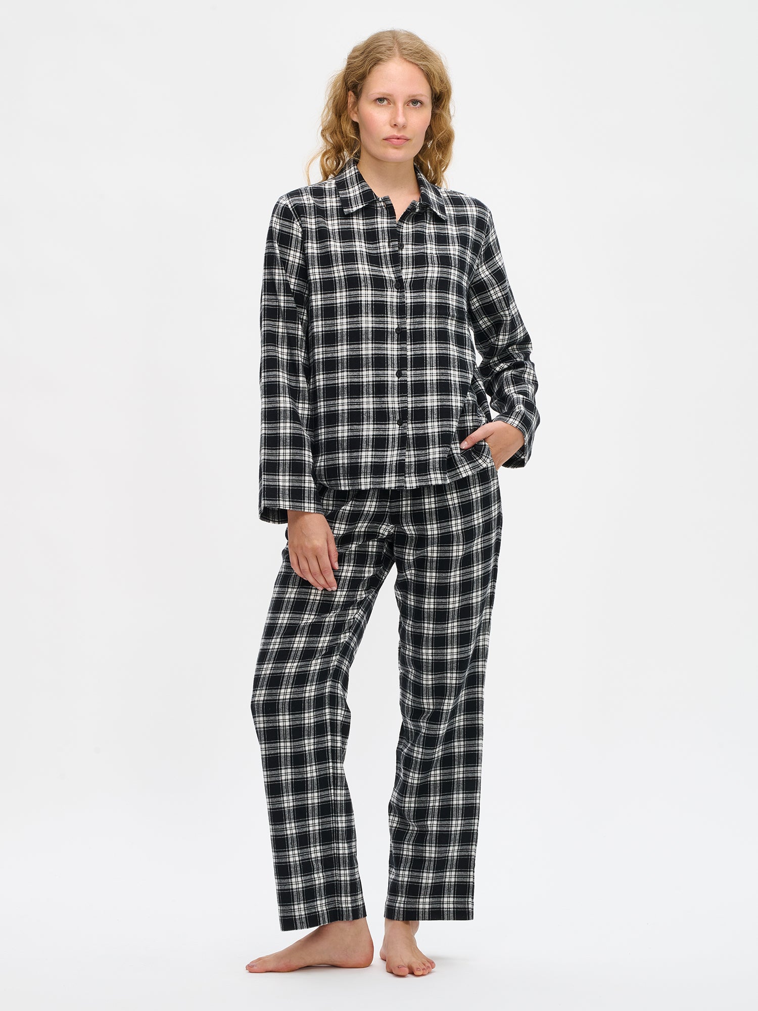 Nanson naisten mustavalkoinen ruutukuosinen flanellipaita mallin yllä kokokuvassa, lantiolle ulottuva, pitkät hihat, klassinen kaulus ja nappilista.