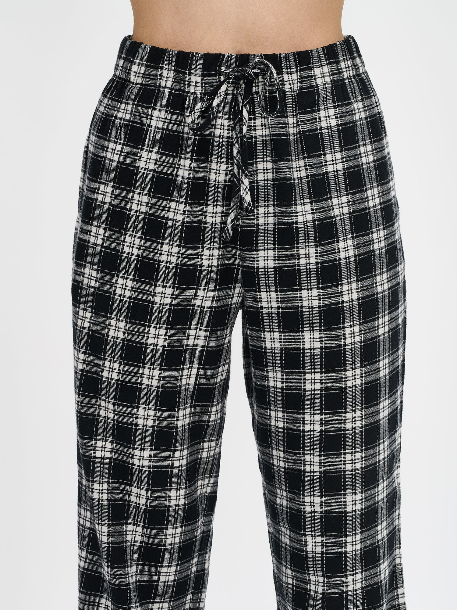 Nanson naisten mustavalkoiset ruutukuosiset flanellihousut mallin yllä lähikuvassa, täyspitkä malli, vyötäröllä kuminauha ja nyörit, sivutaskut.