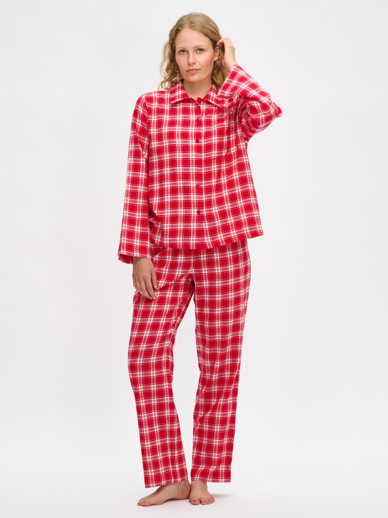 Nanson naisten punaiset ruutukuosiset flanellihousut mallin yllä kokokuvassa, täyspitkä malli, yhdistetty saman sarjan flanellipaitaan.