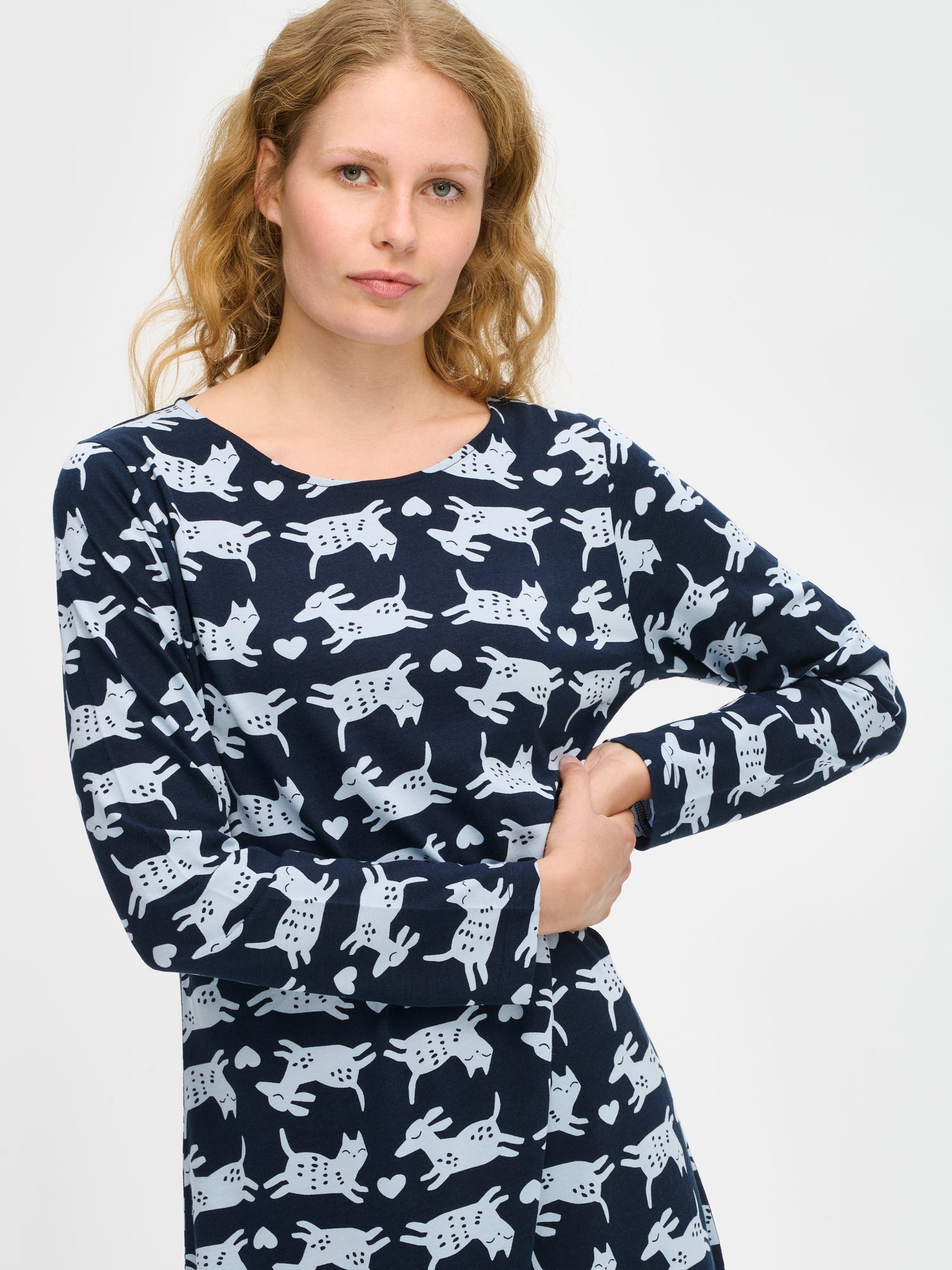 Nanson naisten tummansininen Kamu-yöpaita, kuosillinen ja pehmeää puuvilla-modaalia, pitkät hihat, mallin yllä puolivartalokuvassa.