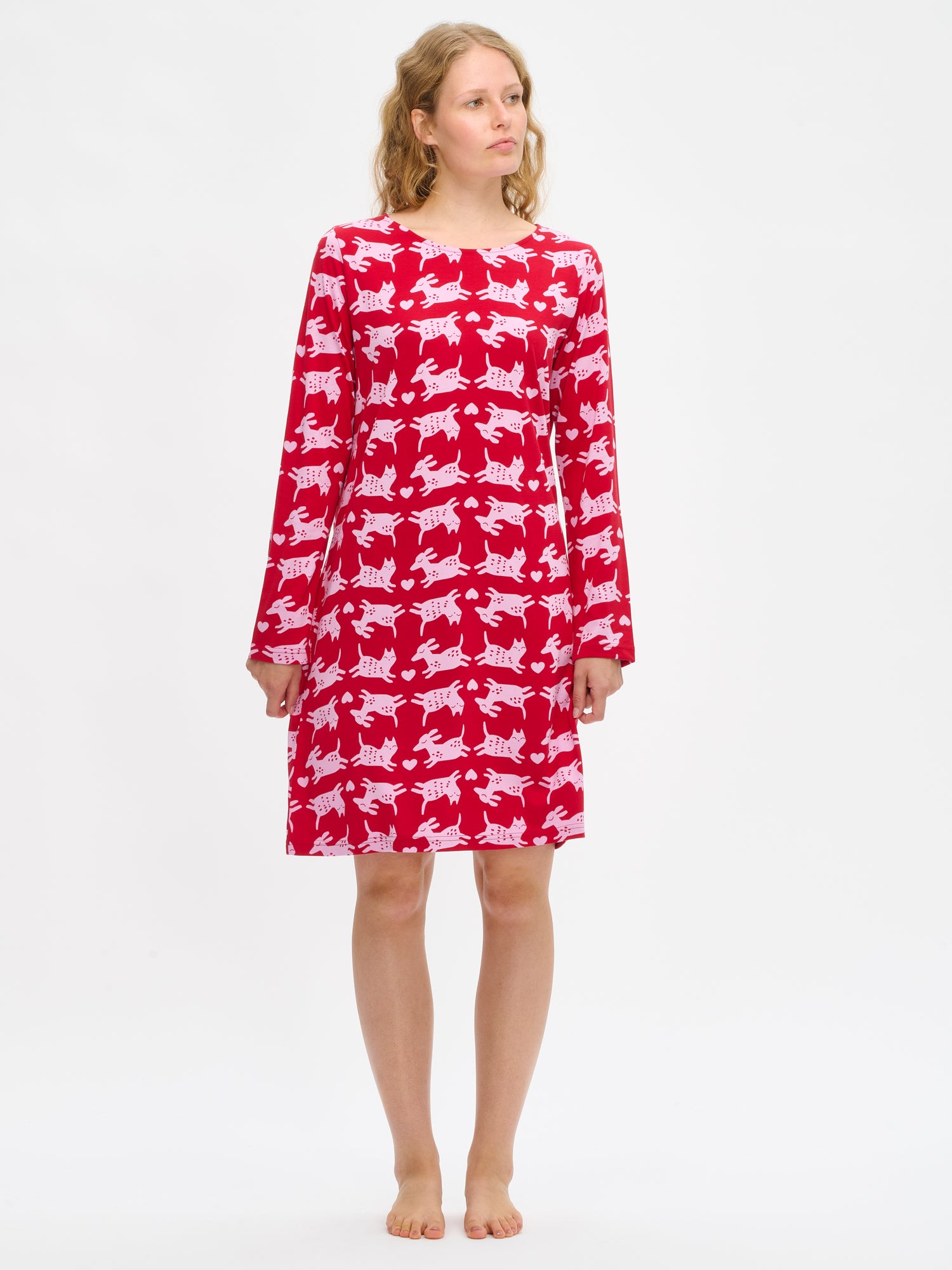 Nanson naisten punainen Kamu-yöpaita, pitkät hihat ja ovaali pääntie, pehmeää puuvilla-modaalia, mallin yllä kokokuvassa.