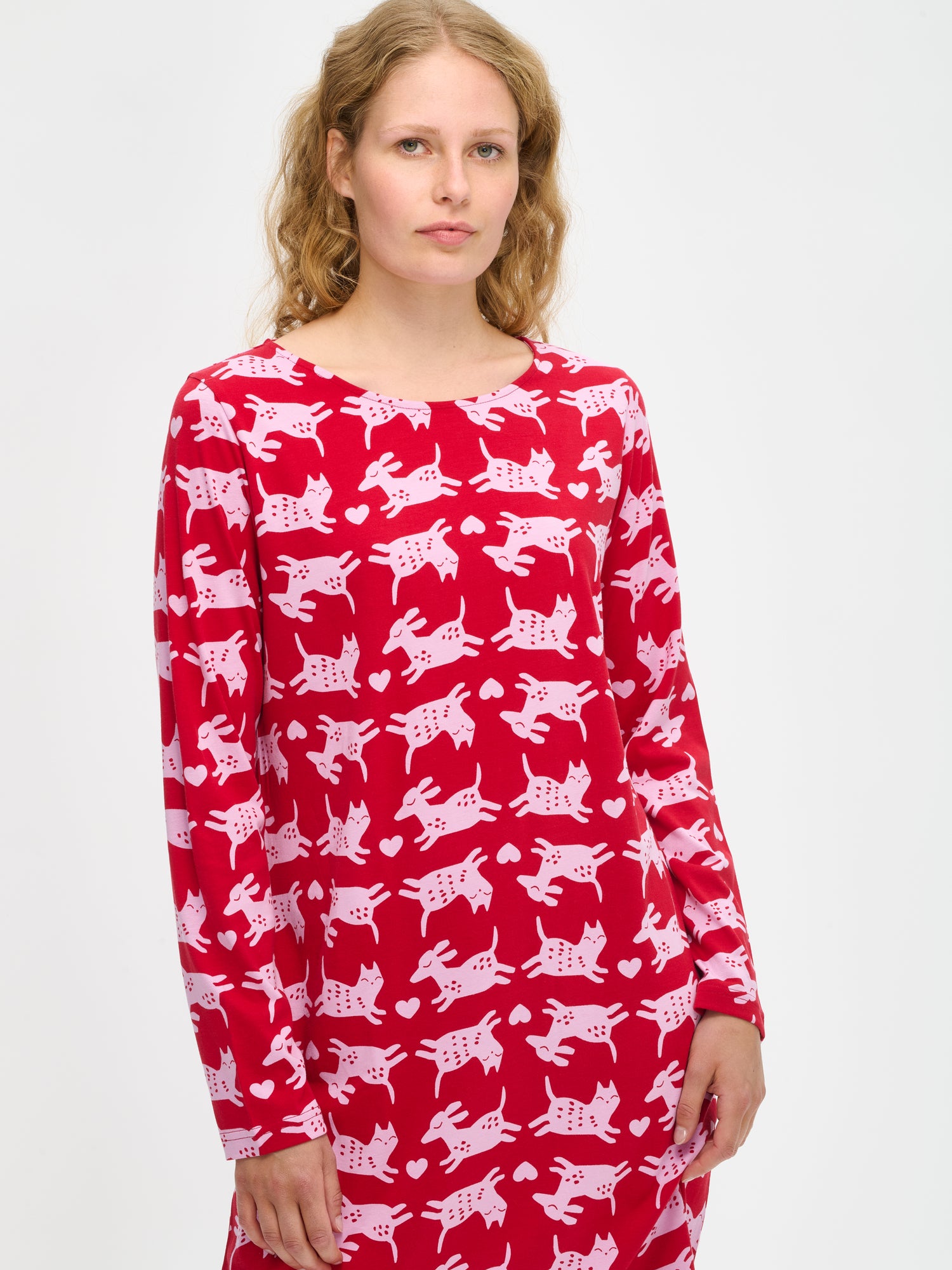 Nanson naisten punainen Kamu-yöpaita, kuosillinen ja rennosti laskeutuva malli, pitkät hihat, mallin yllä puolivartalokuvassa.