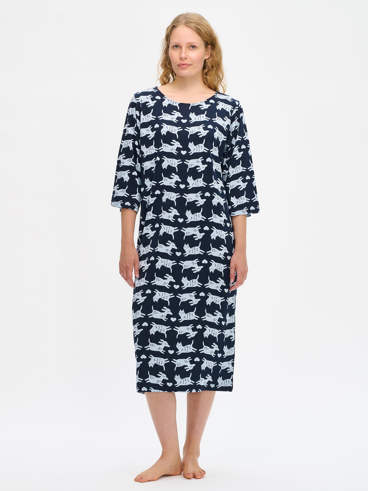 Nanson naisten tummansininen Kamu-yöpaita, 3/4-hihat ja ovaali pääntie, pohkeen yläpuolelle ulottuva pituus, mallin yllä kokokuvassa.