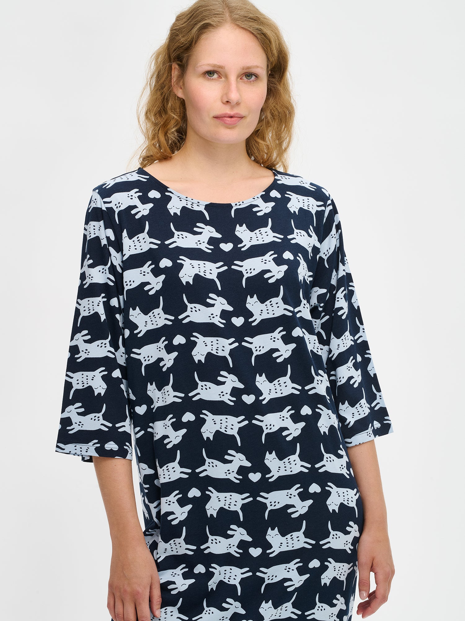 Nanson naisten tummansininen Kamu-yöpaita, kuosillinen ja pehmeä puuvilla-modaalimateriaali, 3/4-hihat, mallin yllä puolivartalokuvassa.