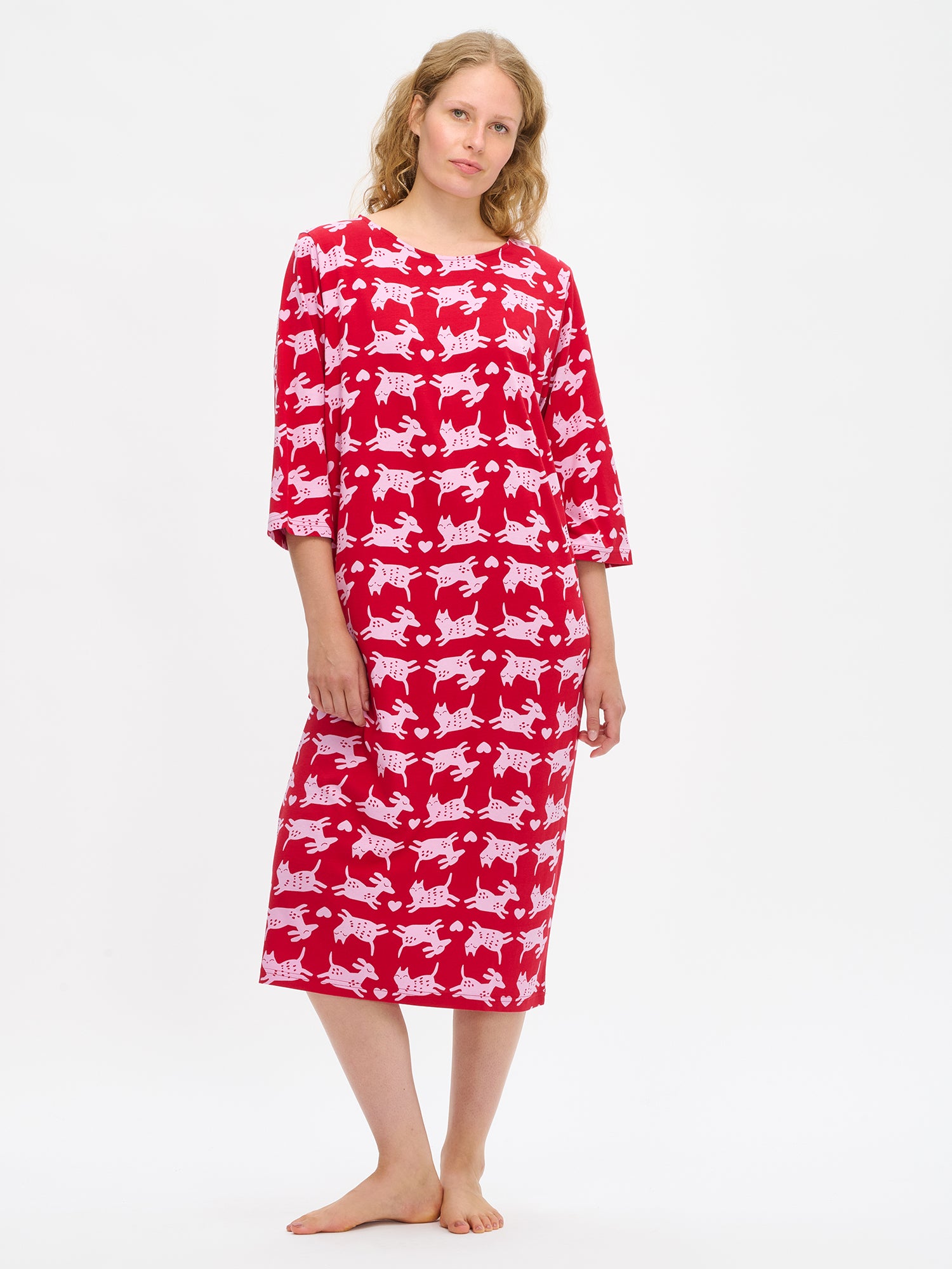 Nanson naisten punainen Kamu-yöpaita, 3/4-hihat ja ovaali pääntie, pohkeen yläpuolelle ulottuva pituus, mallin yllä kokokuvassa.