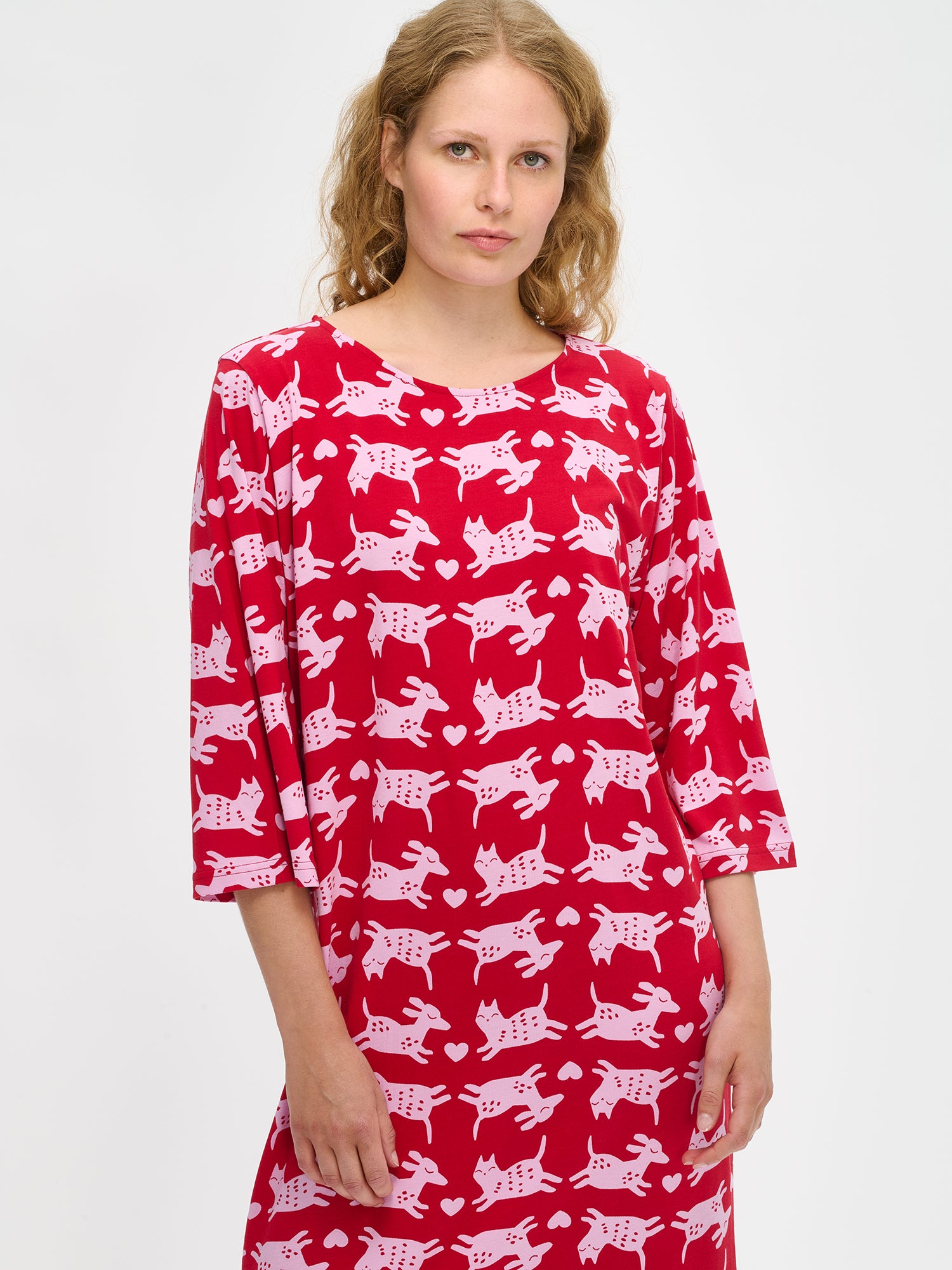 Nanson naisten punainen Kamu-yöpaita, kuosillinen ja rennosti laskeutuva malli, 3/4-hihat, mallin yllä puolivartalokuvassa.