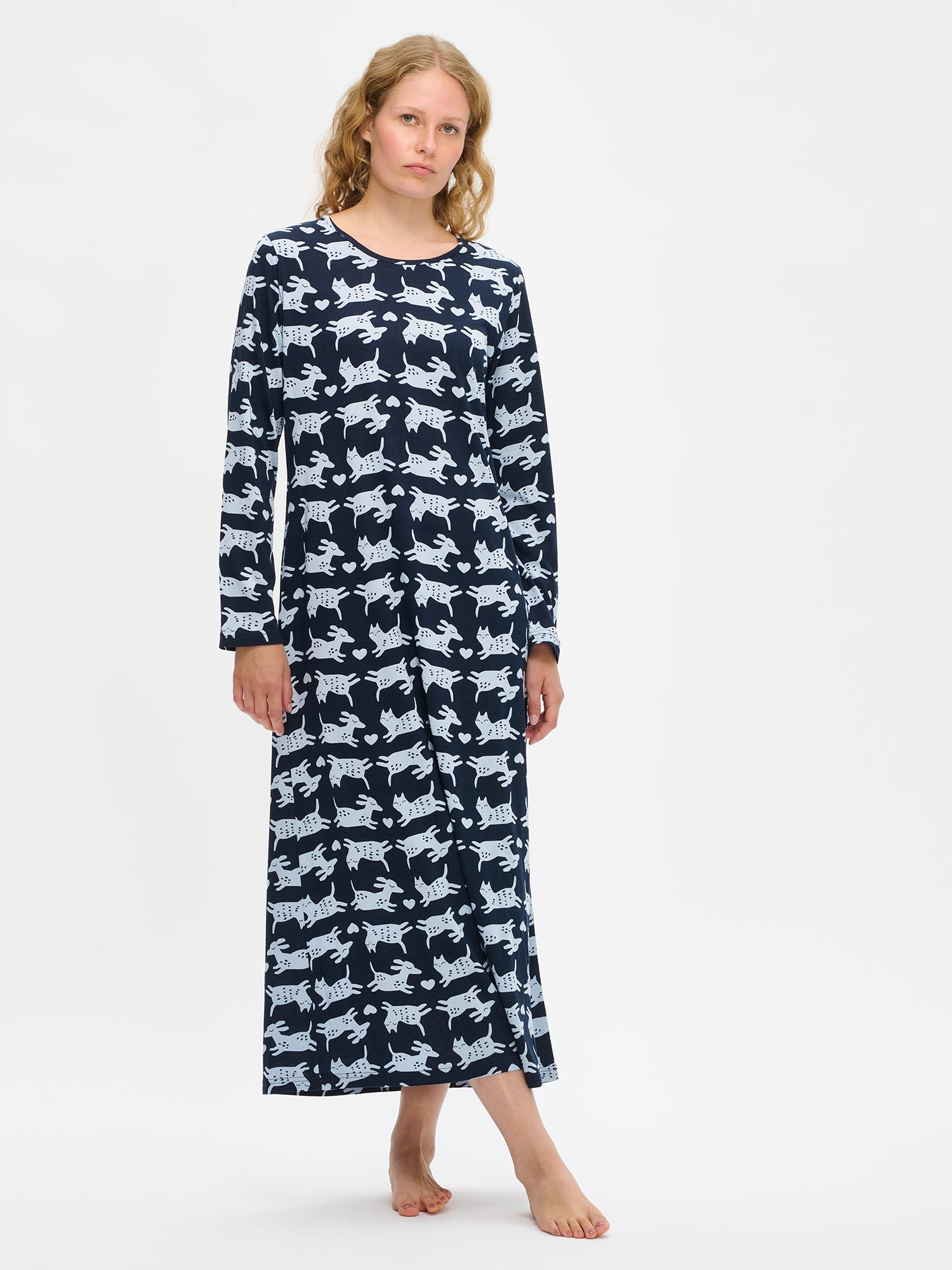 Nanson naisten tummansininen Kamu-yöpaita, pitkät hihat ja ovaali pääntie, nilkkapituinen malli, mallin yllä kokokuvassa.