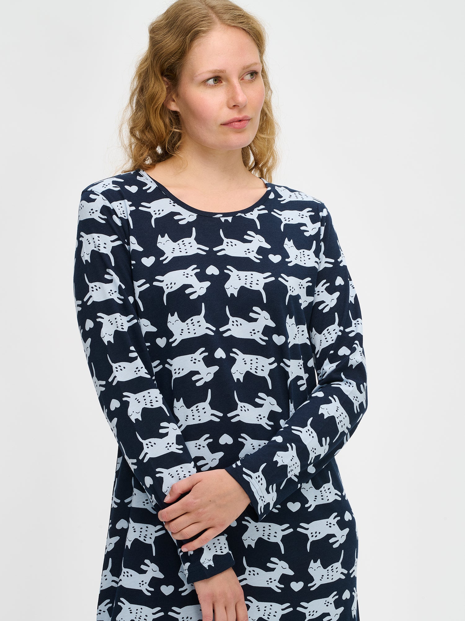 Nanson naisten tummansininen Kamu-yöpaita, kuosillinen ja rennosti laskeutuva materiaali, pitkät hihat, mallin yllä puolivartalokuvassa.