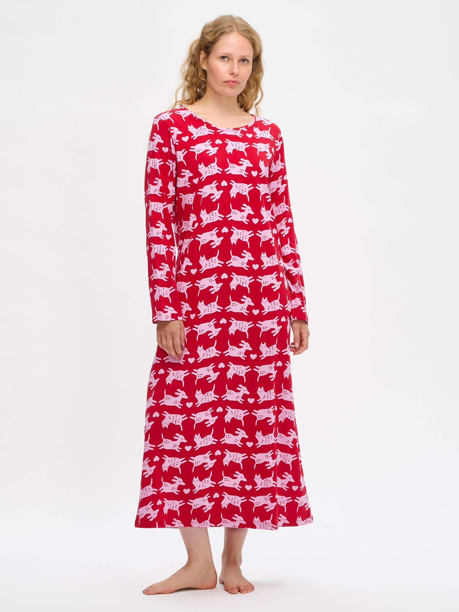 Nanson naisten punainen Kamu-yöpaita, pitkät hihat ja ovaali pääntie, nilkkapituinen malli, mallin yllä kokokuvassa.