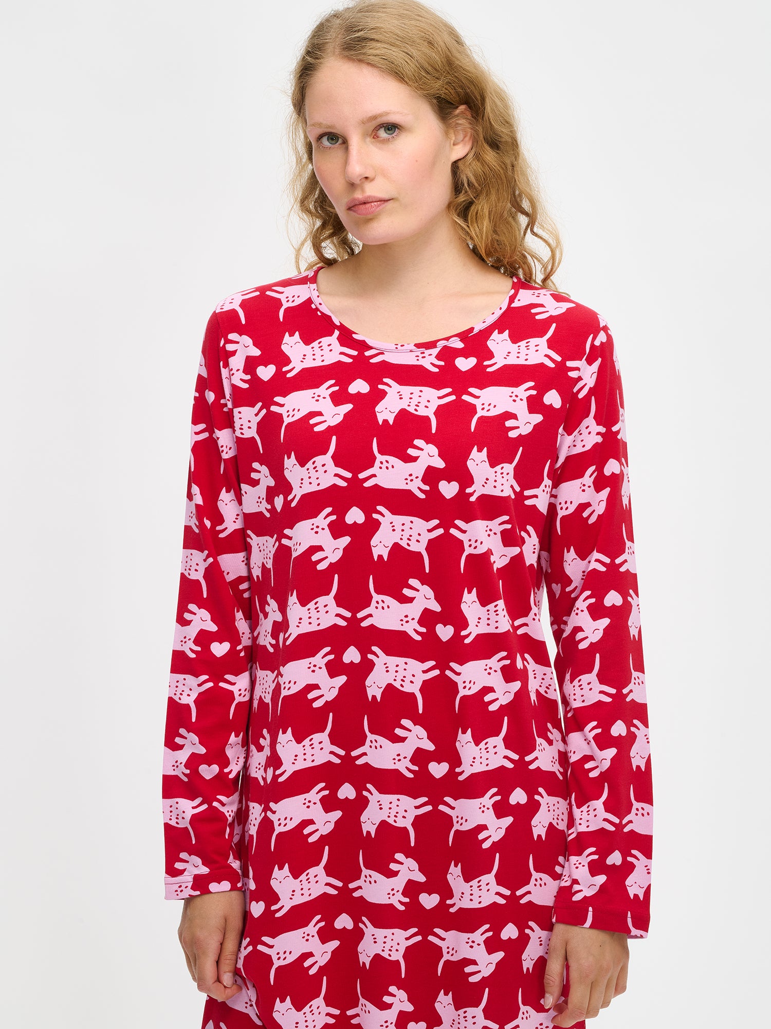 Nanson naisten punainen Kamu-yöpaita, kuosillinen ja pehmeää puuvilla-modaalia, pitkät hihat, mallin yllä puolivartalokuvassa.