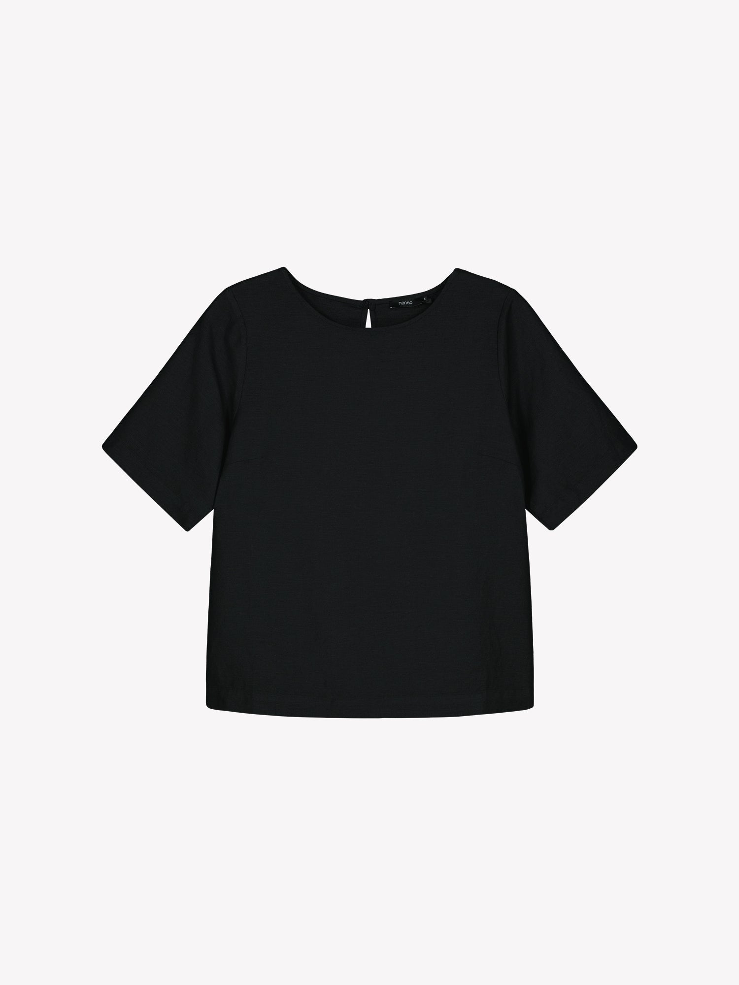 Nanson naisten musta ja mukavan rennon mallinen Irene-pusero tuotekuvassa.