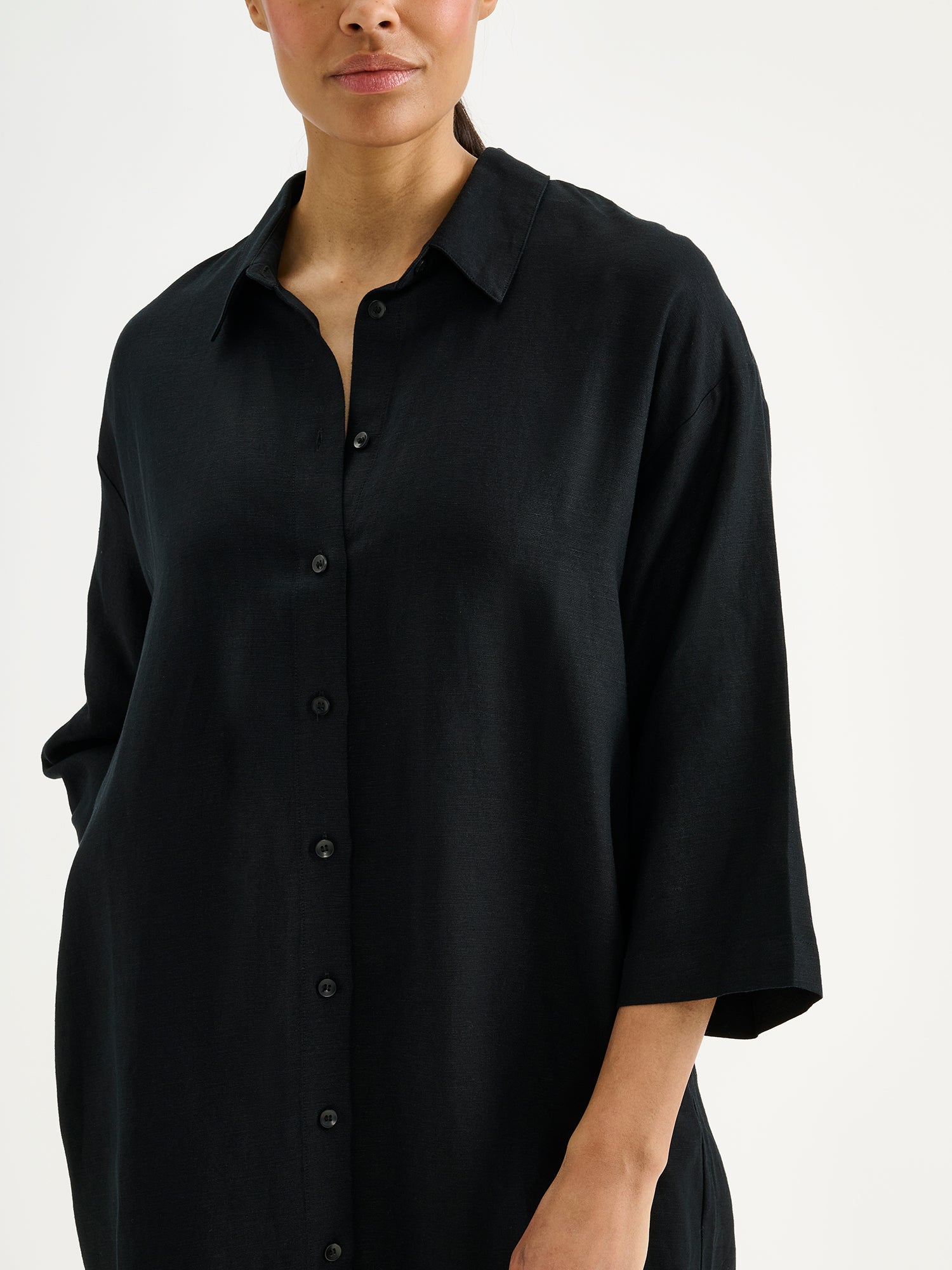 Nanson naisten musta ja mukavan rennon mallinen Irene-paitamekko mallin päällä lähikuvassa.