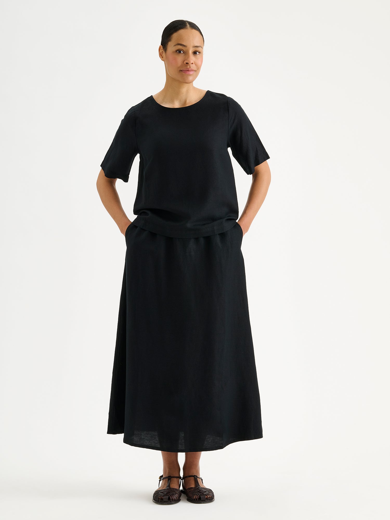 Nanson naisten musta ajaton ja tyylikäs Irene-hame mallin päällä saman sarjan puseron kanssa.