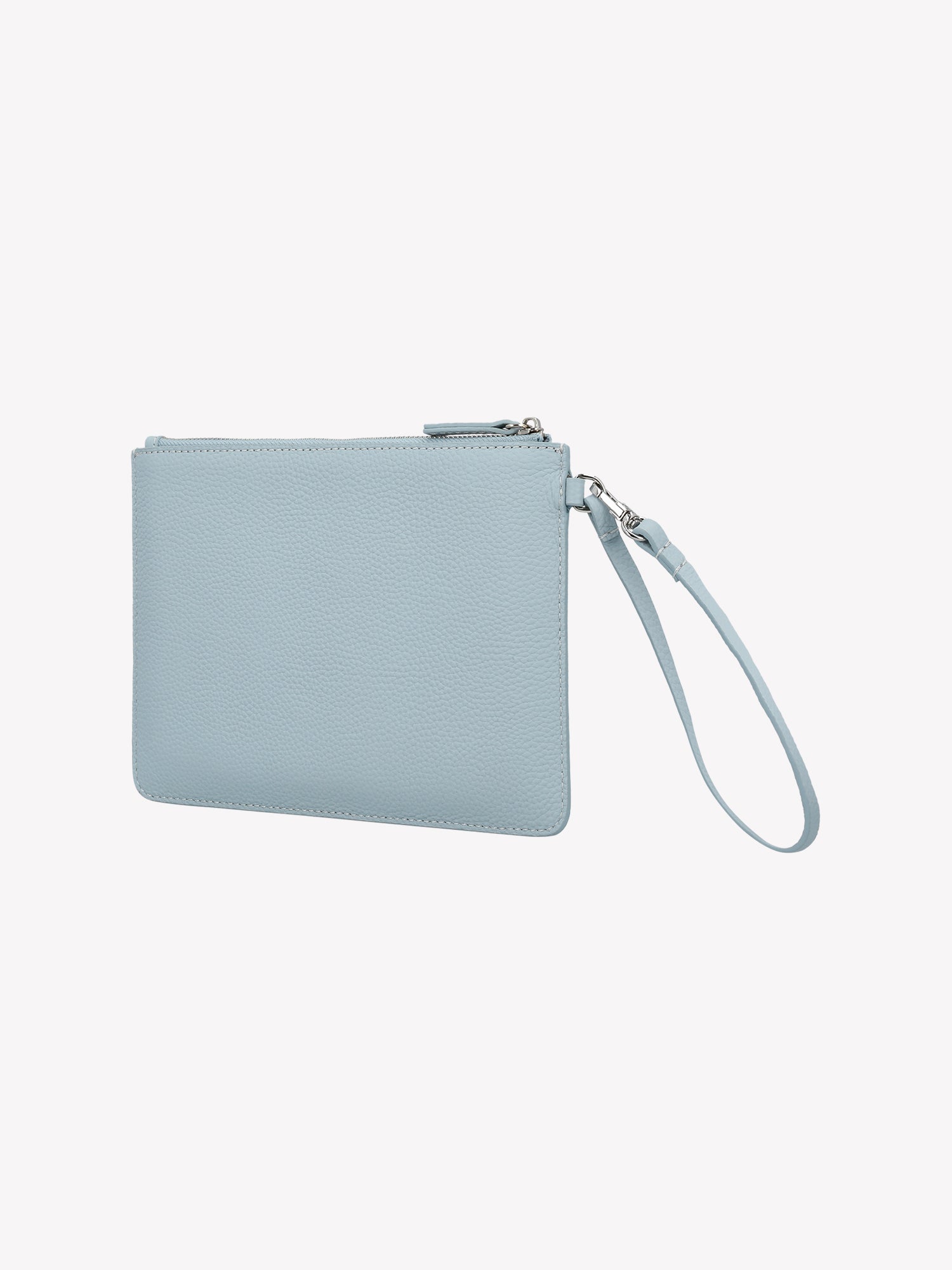 Nanson käytännöllinen ja tyylikäs vaaleansininen Naru Pieni- laukku toimii niin lompakkona kuin pikkulaukkuna. Nahkalaukussa on lyhyt kantohihna, jonka saa kiinnitettyä myös isomman laukun hihnaan. Laukun päällä on metallinen vetoketju. Nanson logo on painettu nahan pintaan laukun etu puolelle. Tuotekuva takaa viiestosti.