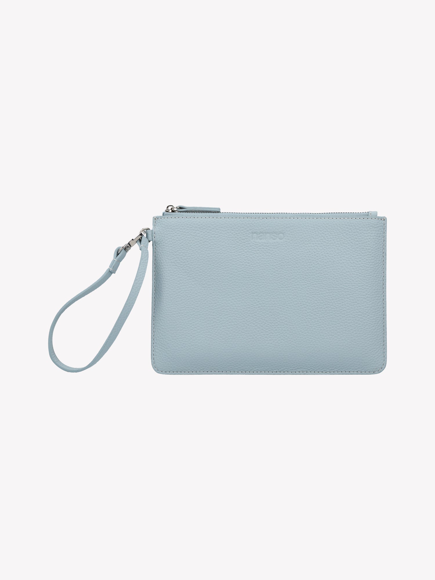 Nanson käytännöllinen ja tyylikäs vaaleansininen Naru Pieni- laukku toimii niin lompakkona kuin pikkulaukkuna. Nahkalaukussa on lyhyt kantohihna, jonka saa kiinnitettyä myös isomman laukun hihnaan. Laukun päällä on metallinen vetoketju. Nanson logo on painettu nahan pintaan laukun etu puolelle. Tuotekuva edestä.