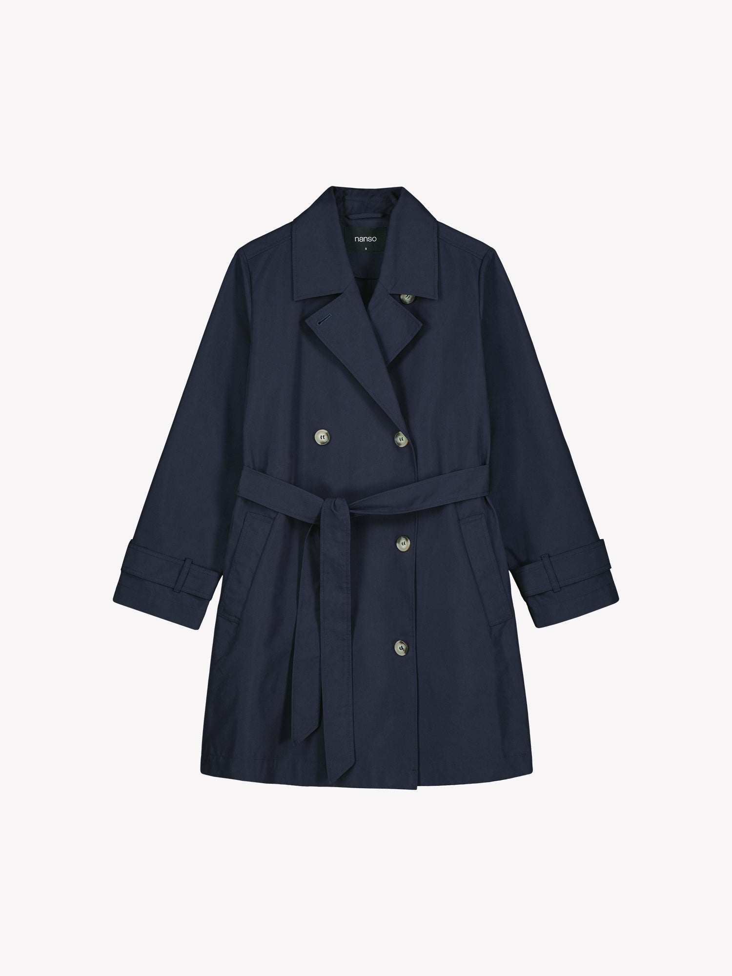 Nanson naisten tummansininen Midi Trenssi-takki tuotekuvassa edestä päin.