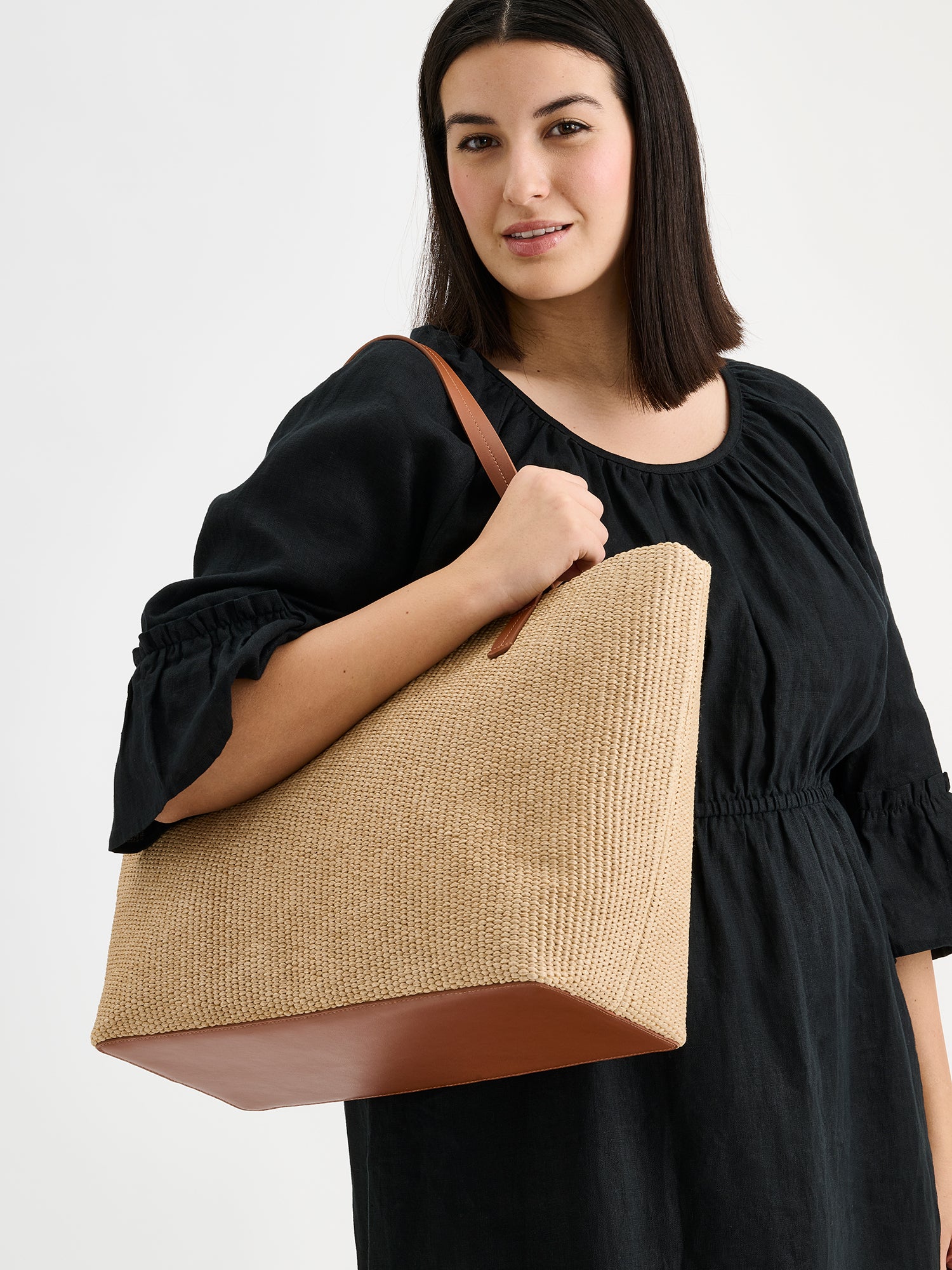 Nanson Kori -tote laukku mallin olalla mustan mekon kanssa