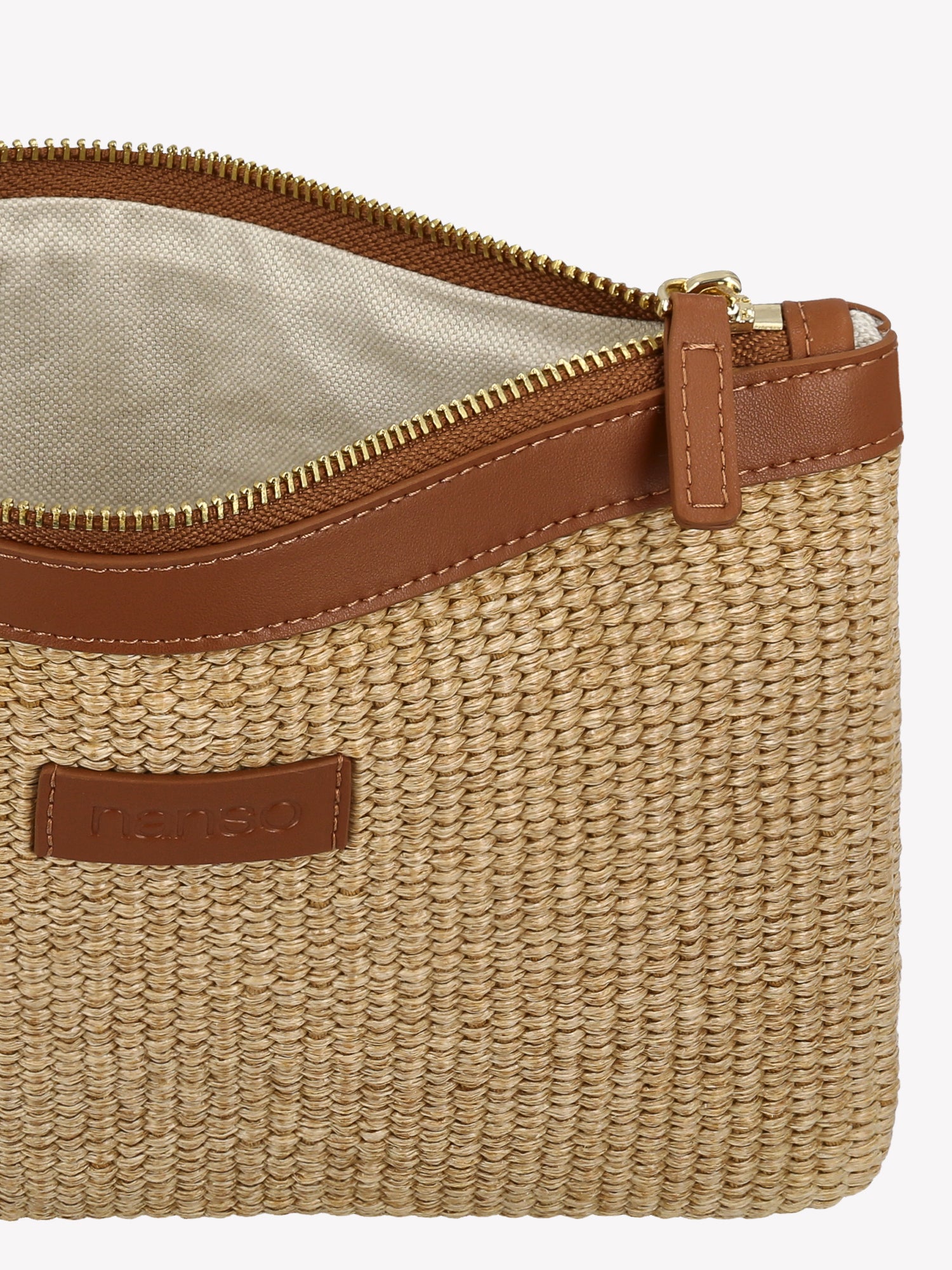 Tyylikäs Mini Kori-laukku kestävästä olkipunosta muistuttavasta materiaalista. Laukussa on lyhyt nahkainen kantohihna ja päällä vetoketju. Lähikuva materiaalista.