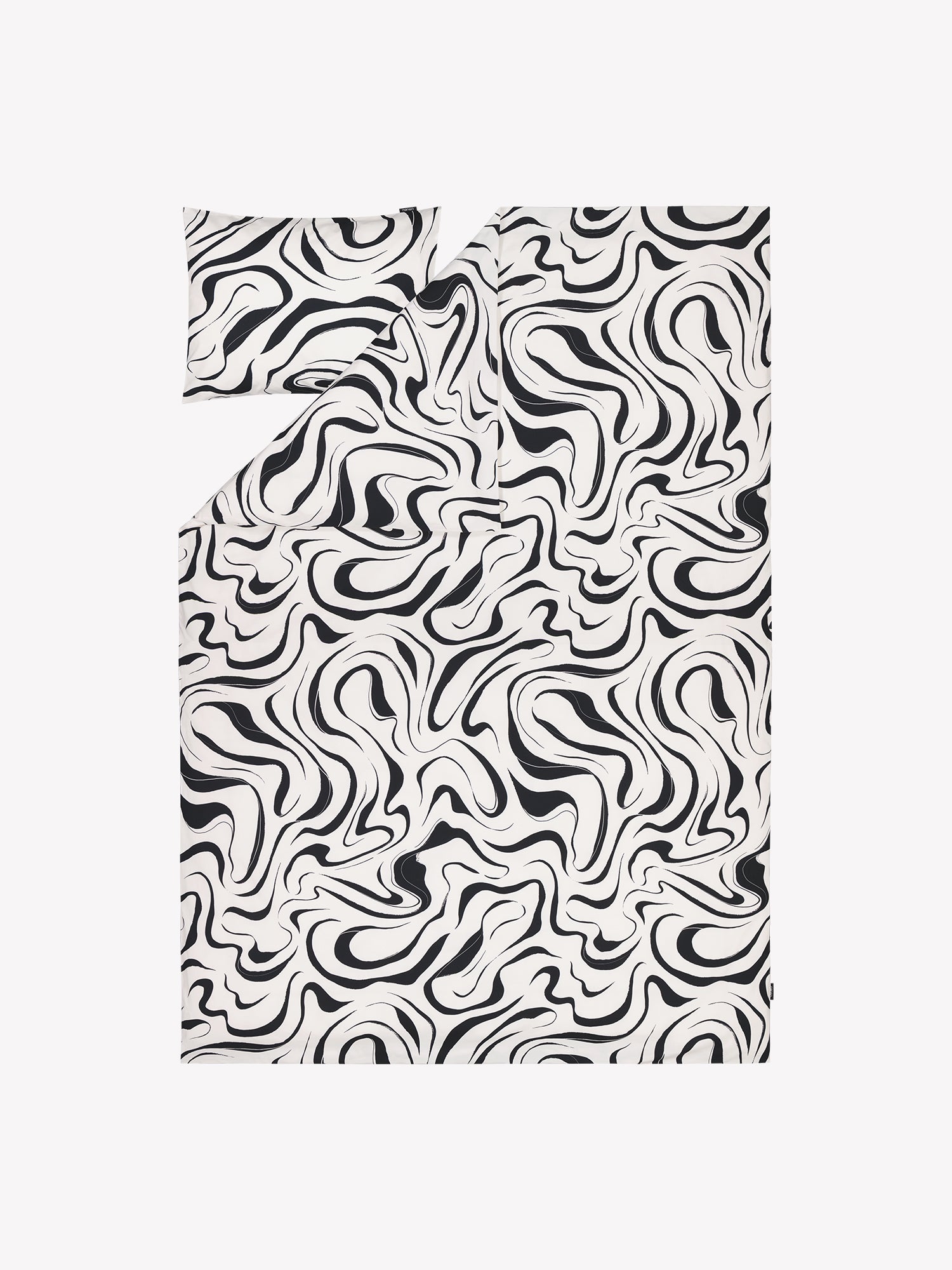 Nanson mustavalkoinen Vesi-pussilakanasetti tuotekuvassa täkin ja tyynyn kanssa.