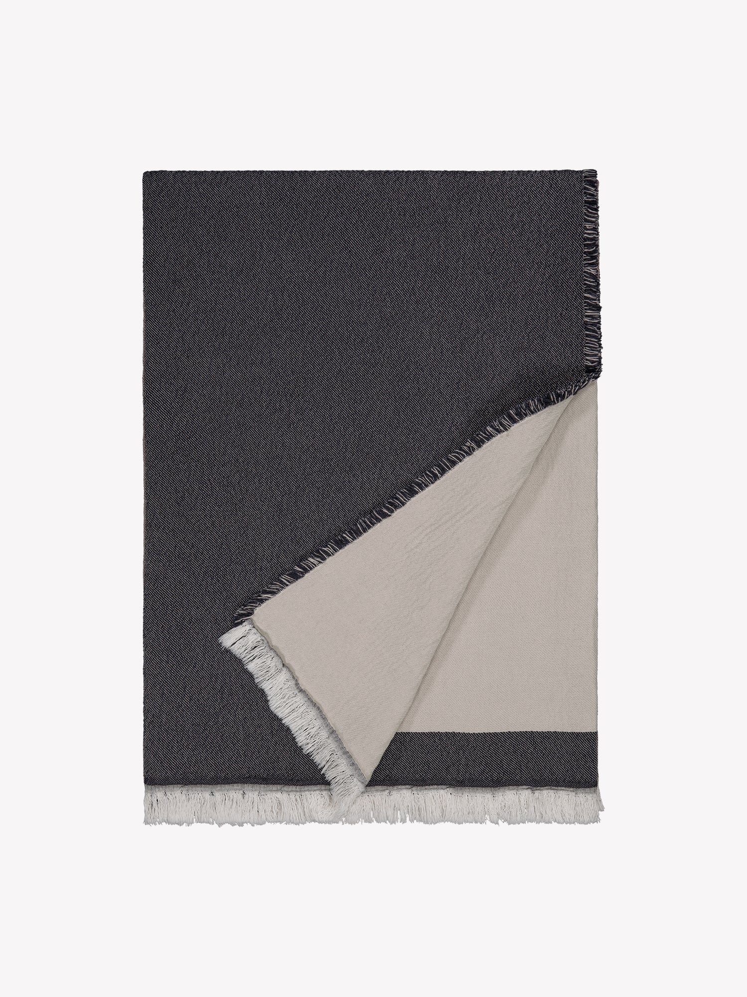 Nanson hurmaavan pehmeä Art-torkkupeitto on valmistettu puuvillasta  jacquard-tekniikalla ja siinä on kauniin harmoninen kuosi, tuotekuva jossa peitto on viikattuna.