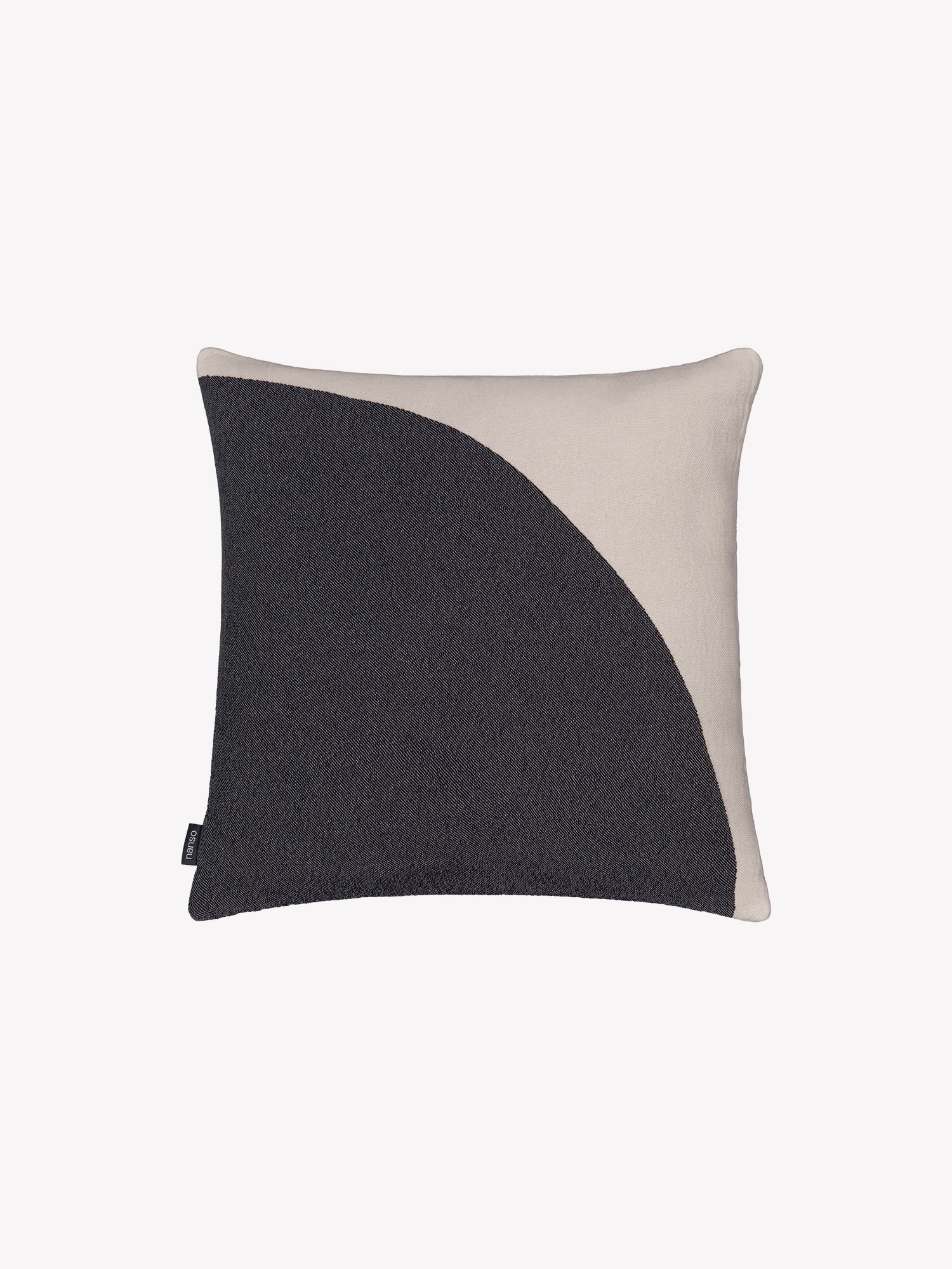 Nanson musta-beige Art- sisustustyynyliina on valmistettu puuvillasta, kudottu jacquard-tekniikalla ja siinä on harmoninen kaksisävyinen kuosi, tuotekuva