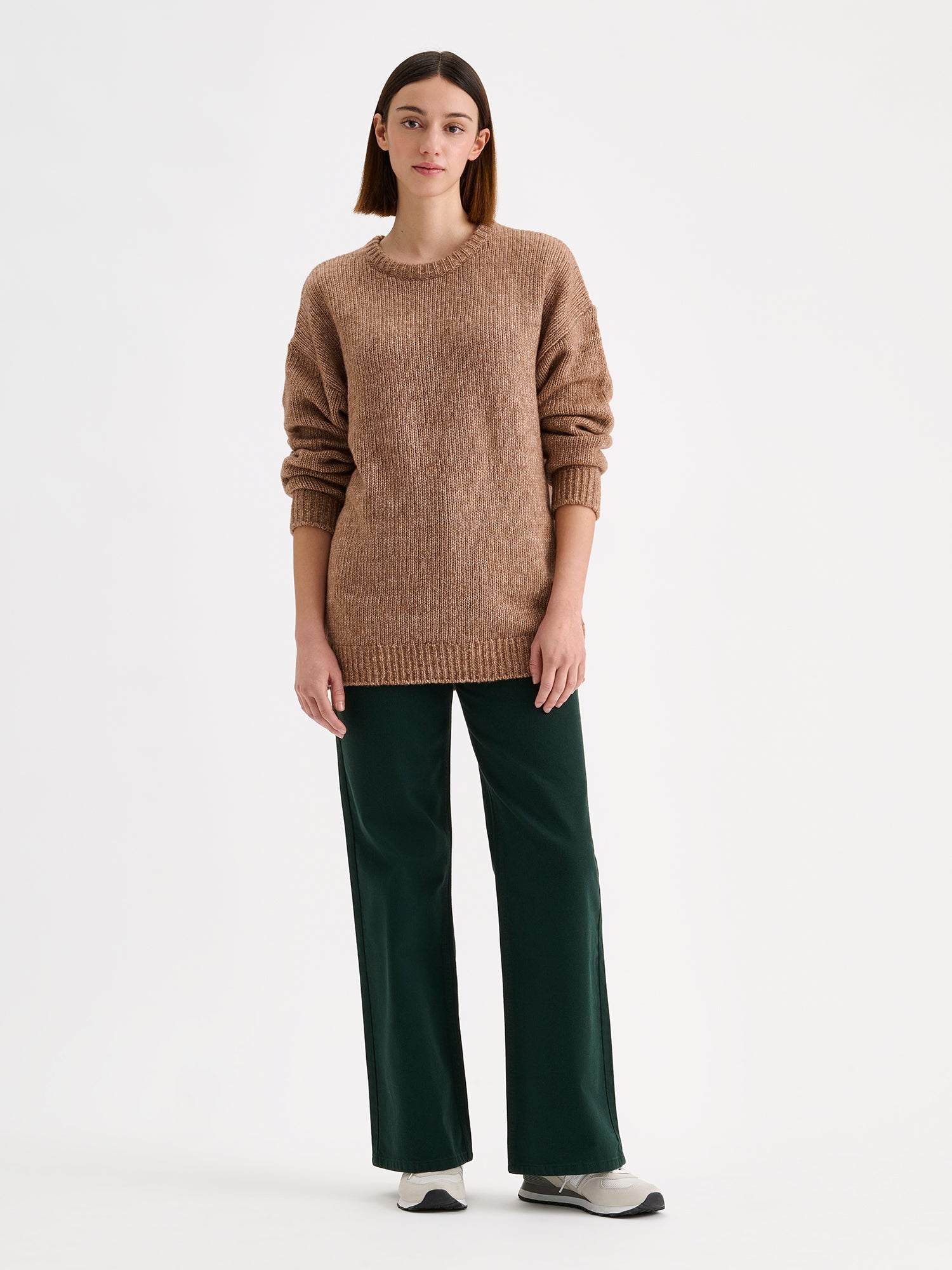 Nanson naisten rento karamellinruskea pitkähihainen Moriko-neulepusero mallin päällä tummanvihreiden farkkujen kanssa. | S - 173cm