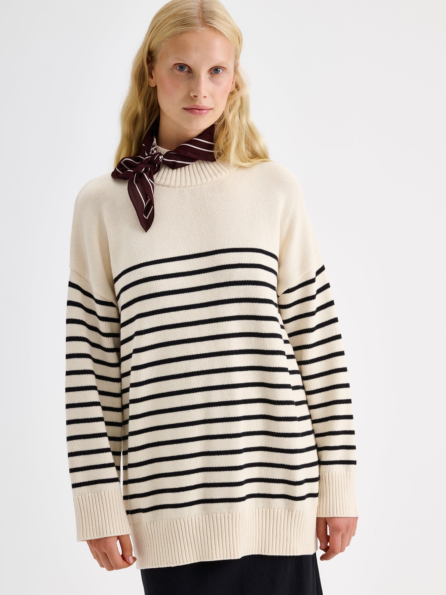 Nanson naisten raidallinen Mira-neuletunika, jossa hieman korkeampi kaulusresori, mallin päällä lähikuvassa.