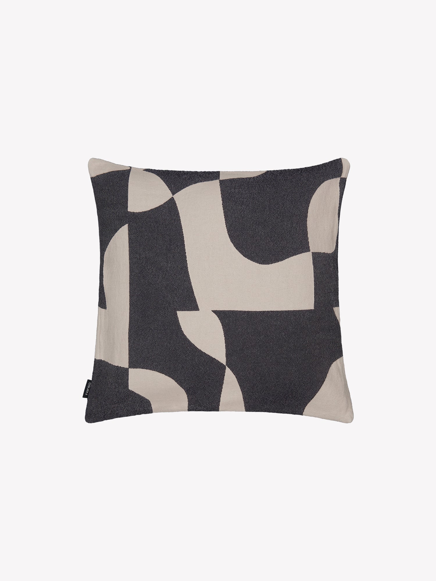 Nanson beige-musta Kallio- sisustustyynyliina on valmistettu puuvillasta, kudottu jacquard-tekniikalla ja siinä on harmoninen kaksisävyinen kuosi. Tuotekuva 