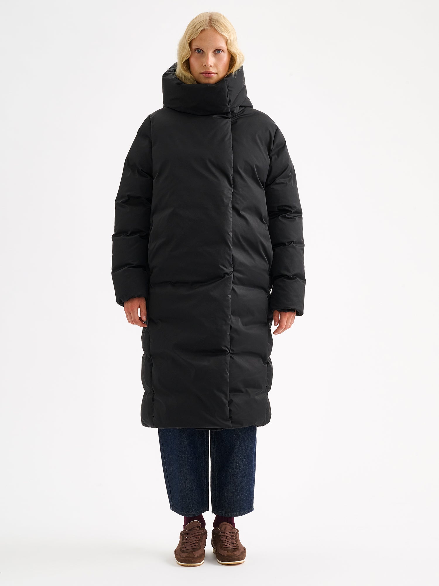 Nanson lämmin ja ihanan muhkea musta pitkä Inari-toppatakki mallin päällä. | S - 174cm