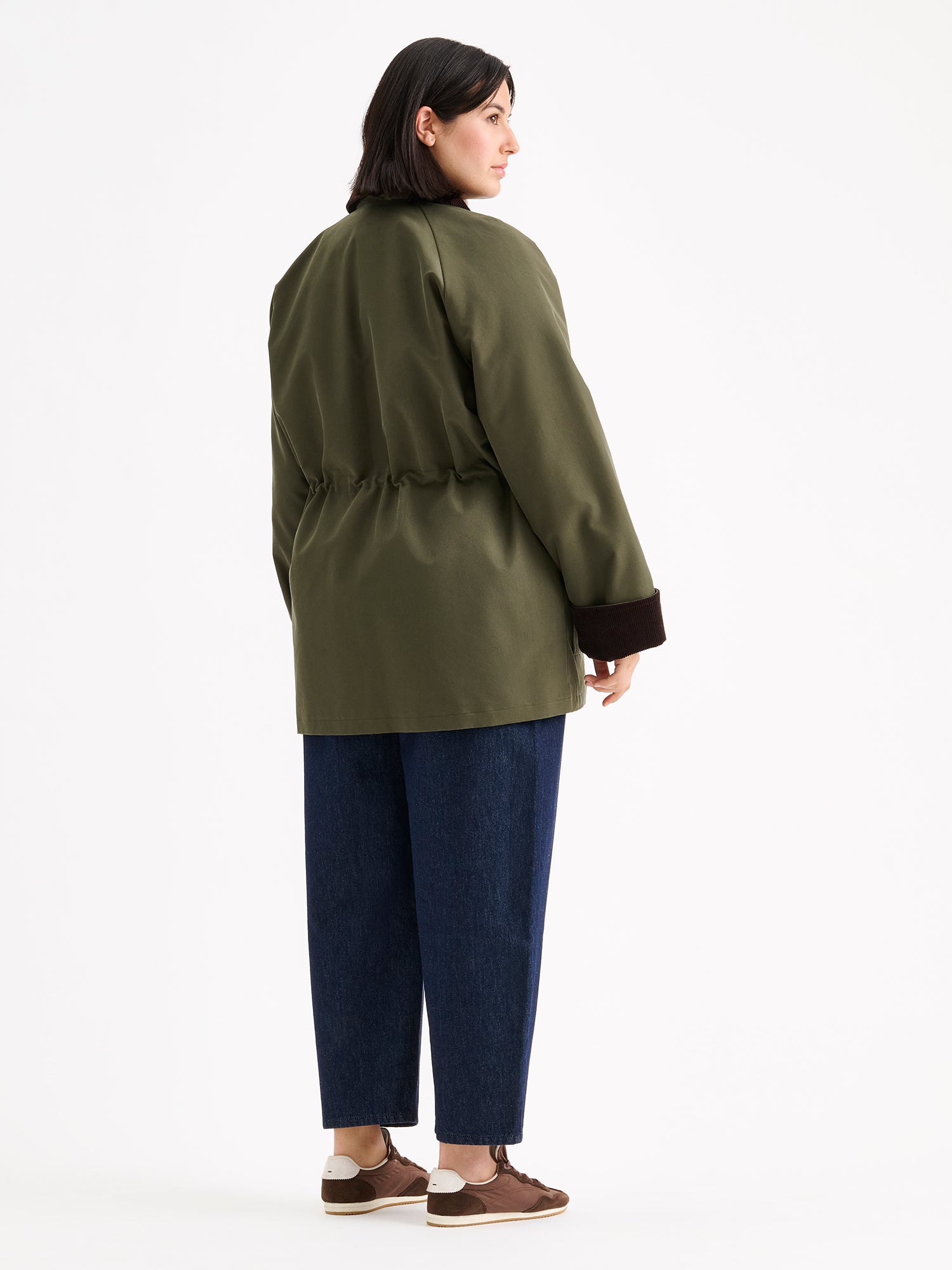 Rennon tyylikäs barn jacket - tyylinen vihreä Inna-parkatakki, mallin päällä farkkujen kanssa.