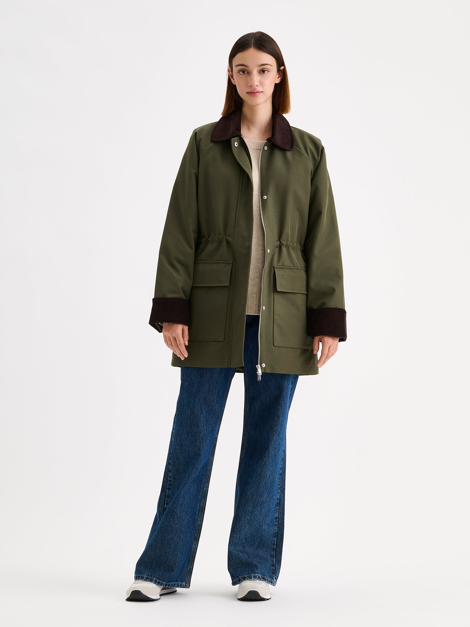 Rennon tyylikäs barn jacket - tyylinen vihreä Inna-parkatakki, mallin päällä farkkujen kanssa.