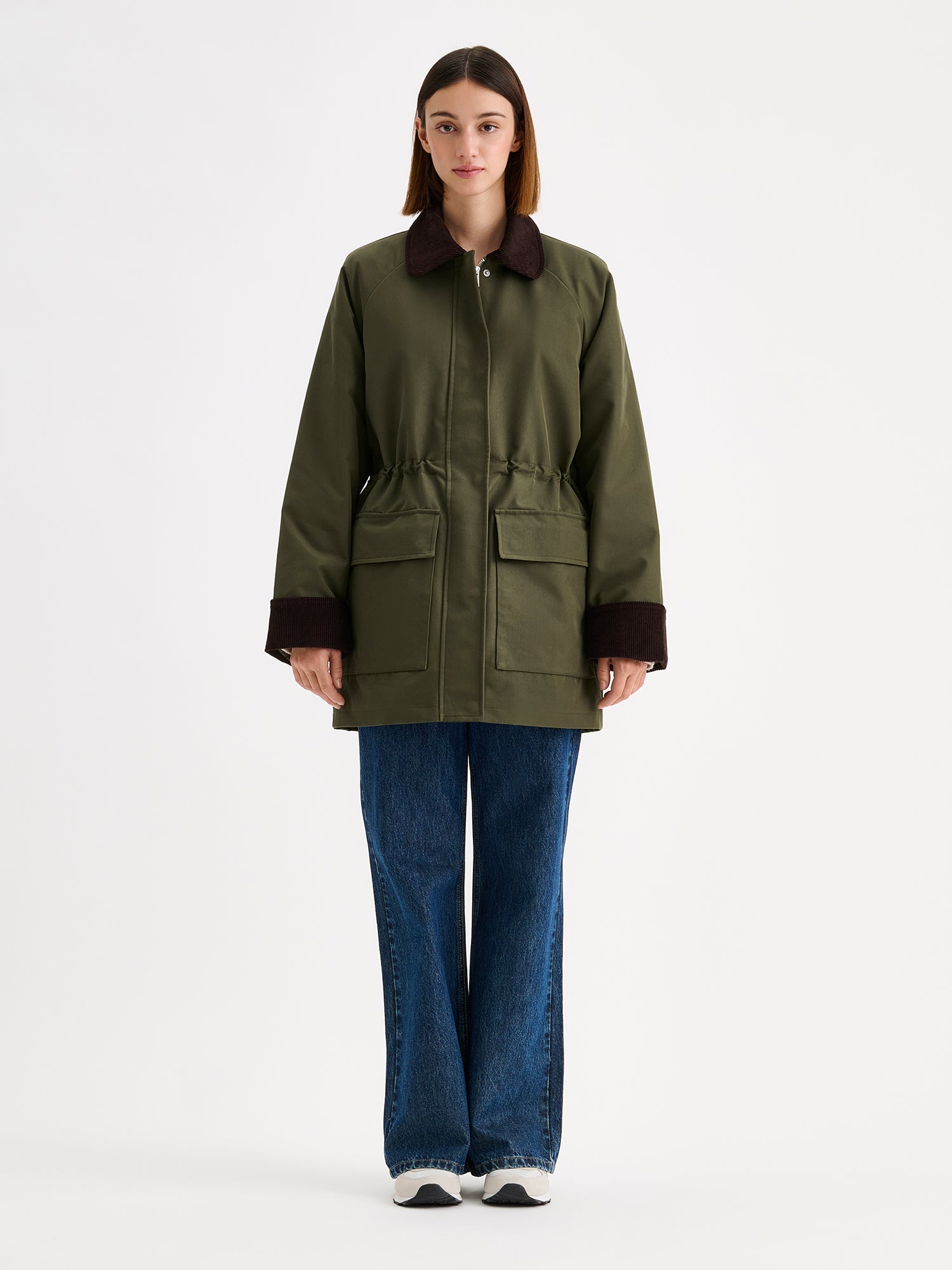 Rennon tyylikäs barn jacket - tyylinen vihreä Inna-parkatakki, mallin päällä farkkujen kanssa.