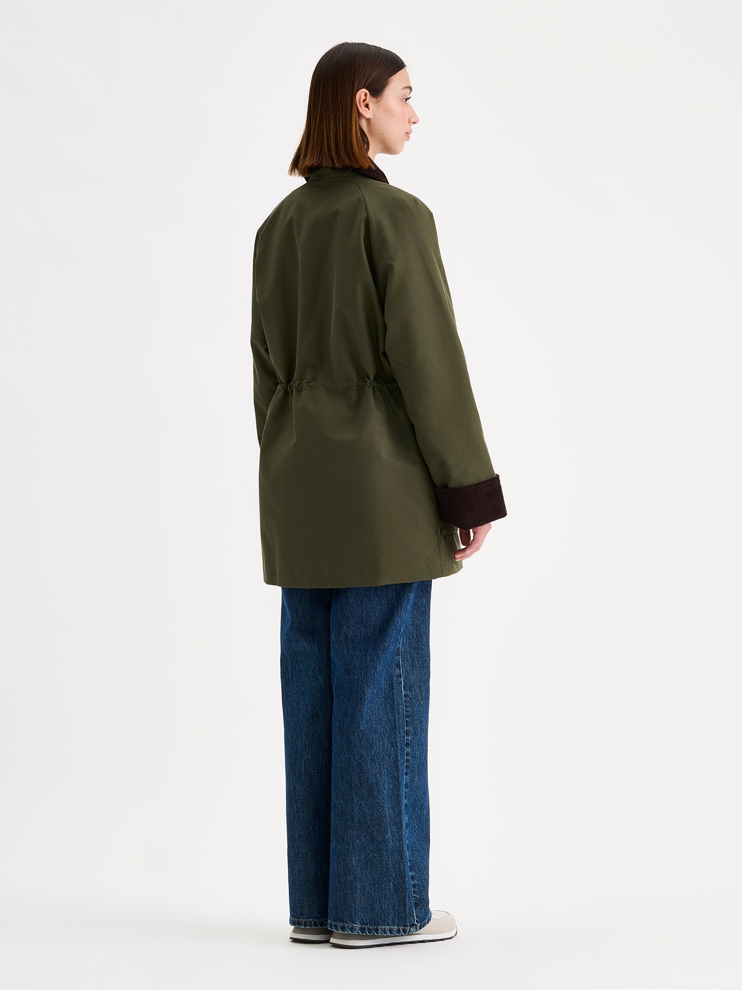 Rennon tyylikäs barn jacket - tyylinen vihreä Inna-parkatakki, mallin päällä farkkujen kanssa.
