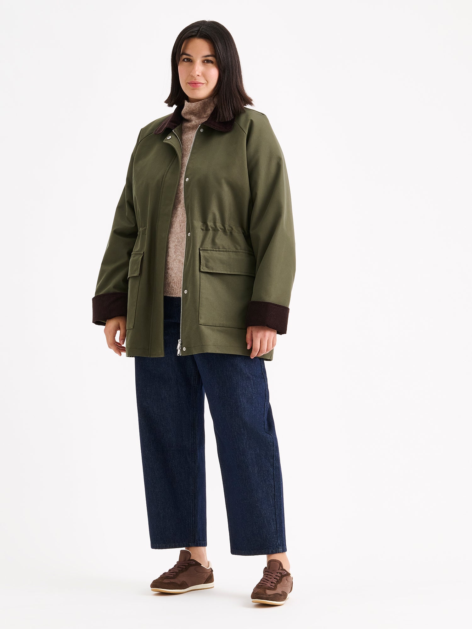 Rennon tyylikäs barn jacket - tyylinen vihreä Inna-parkatakki, mallin päällä farkkujen kanssa.