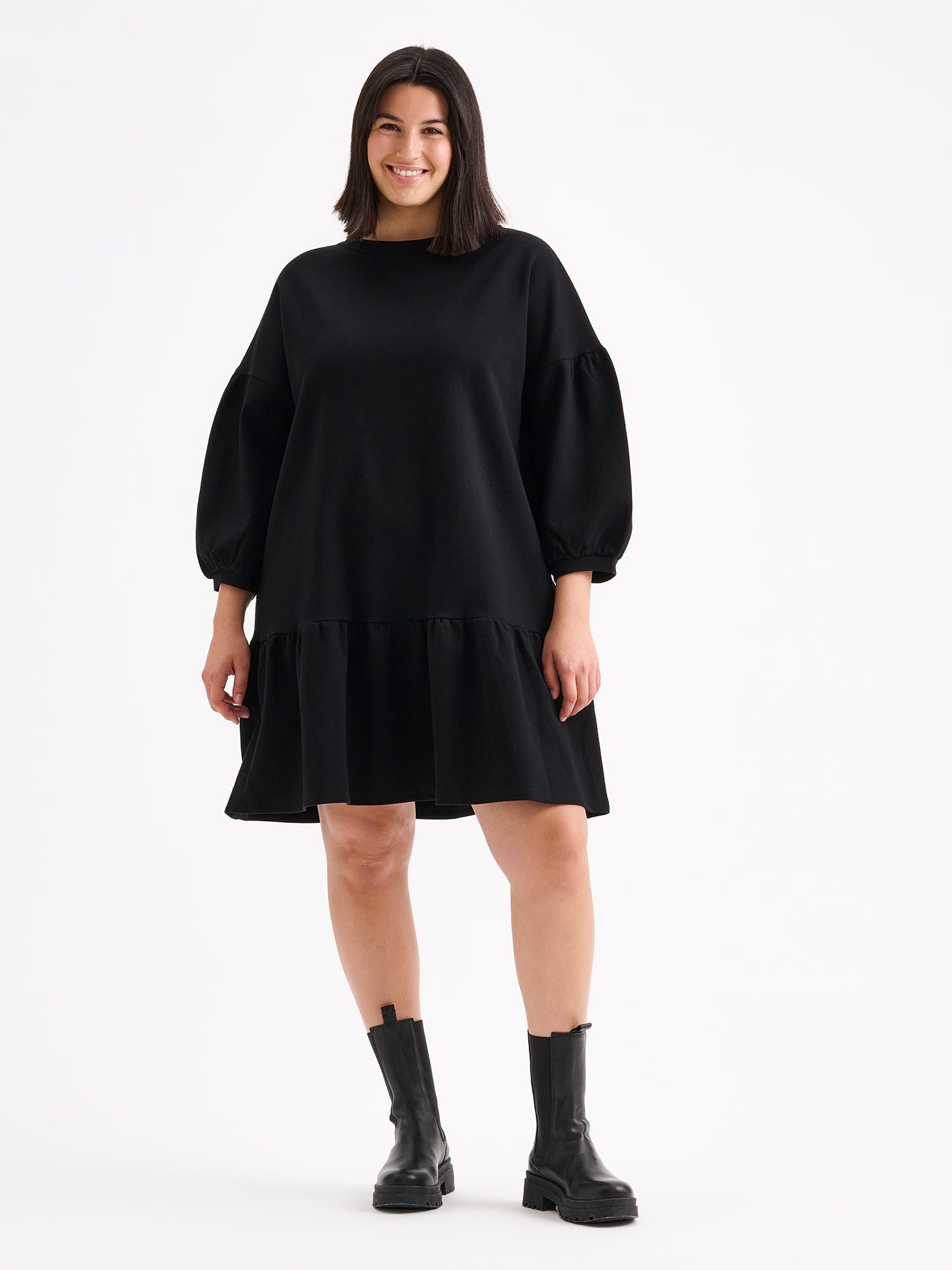 Nanson naisten rento ja mukava musta Leija-mekko mallin päällä nilkkureiden kanssa. | XL - 178cm
