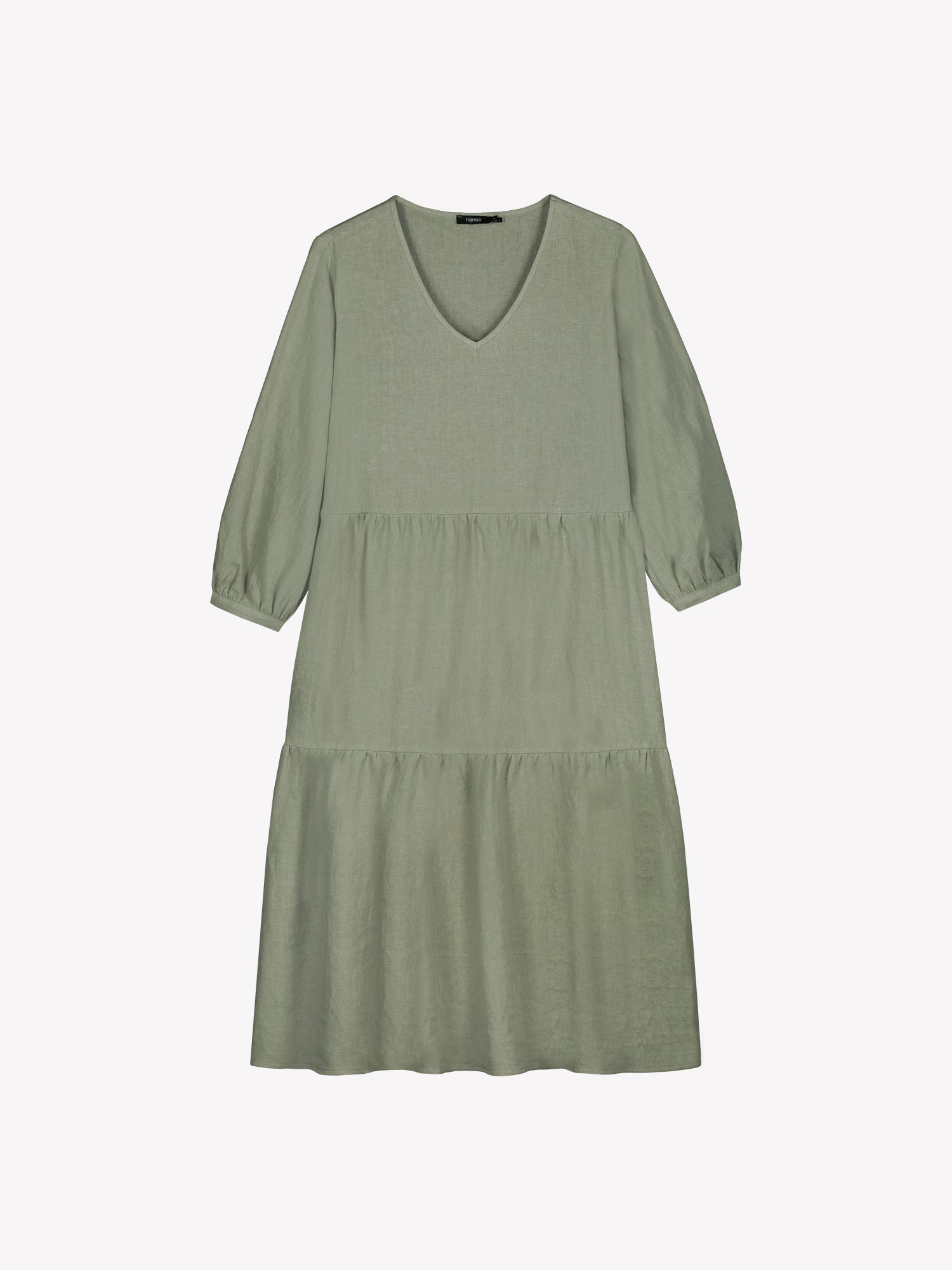 Nanson vihreä midipituinen frillahelmainen Saralivia pellavamekko, jossa on kauniit 3/4 hihat, sivutaskut ja V-pääntie. Pellavamekon istuvuus on väljä ja materiaali on hengittävä. Tuotekuva edestä.