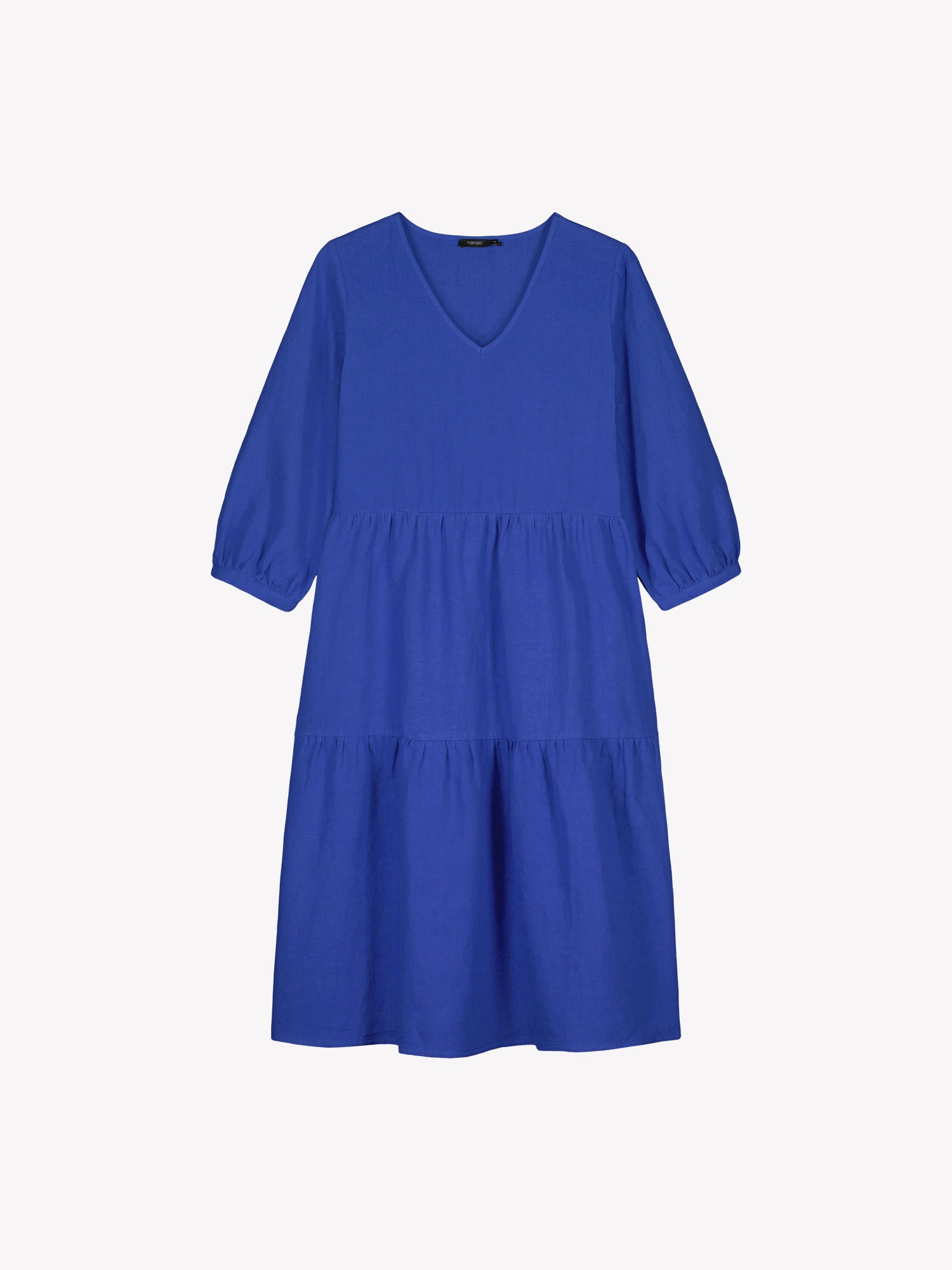 Nanson sininen midipituinen frillahelmainen Saralivia pellavamekko, jossa on kauniit 3/4 hihat, sivutaskut ja V-pääntie. Pellavamekon istuvuus on väljä ja materiaali on hengittävä. Kuvassa mallin päällä takaa kuvattuna. Tuotekuva edestä.