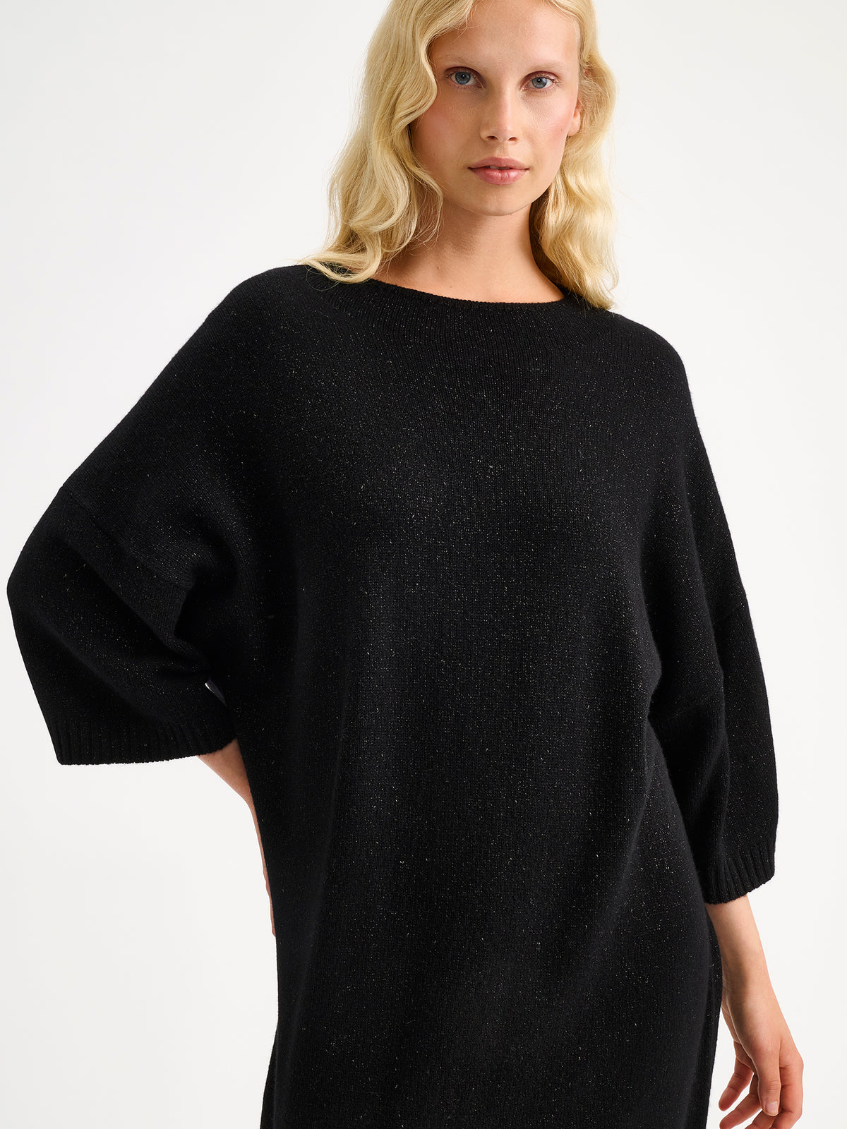 Nanson naisten rento, hieman oversized-mallinen musta kimaltava Lumine-neulemekko mallin päällä lähikuvassa.
