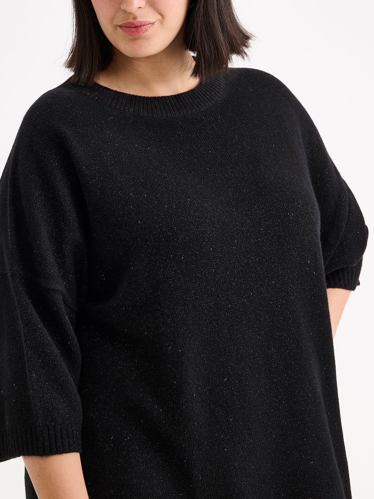Nanson naisten rento, hieman oversized-mallinen musta kimaltava Lumine-neulemekko mallin päällä lähikuvassa | XL - 178cm
