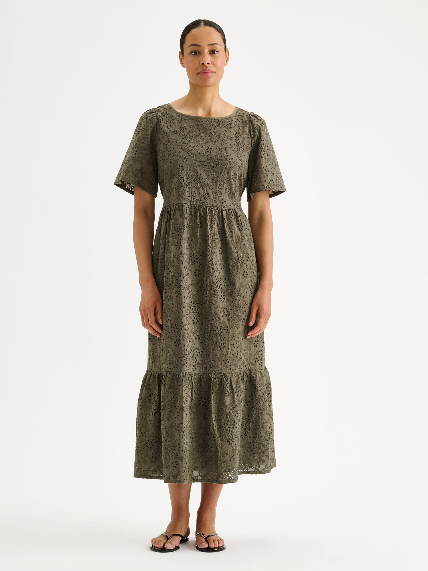 Nanson naisten kaunis pitkä oliivinvihreä Odette-mekko pitsimäisestä Broderie anglaise -tyyppisestä puuvillakankaasta mallin päällä sandalien kanssa