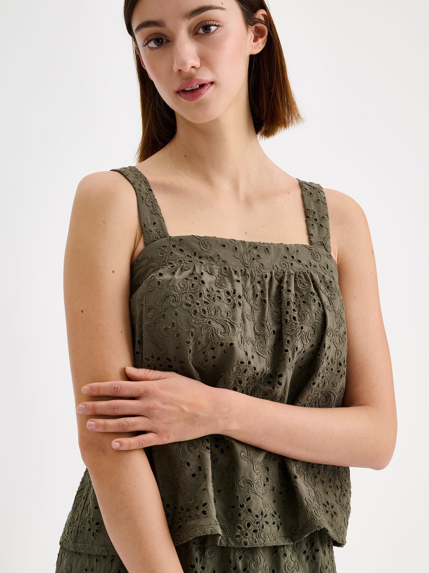Nanson naisten kaunis oliivinvihreä Odette toppi on valmistettu pitsimäisestä Broderie anglaise -tyyppisestä puuvillakankaasta mallin päällä lähikuvassa.